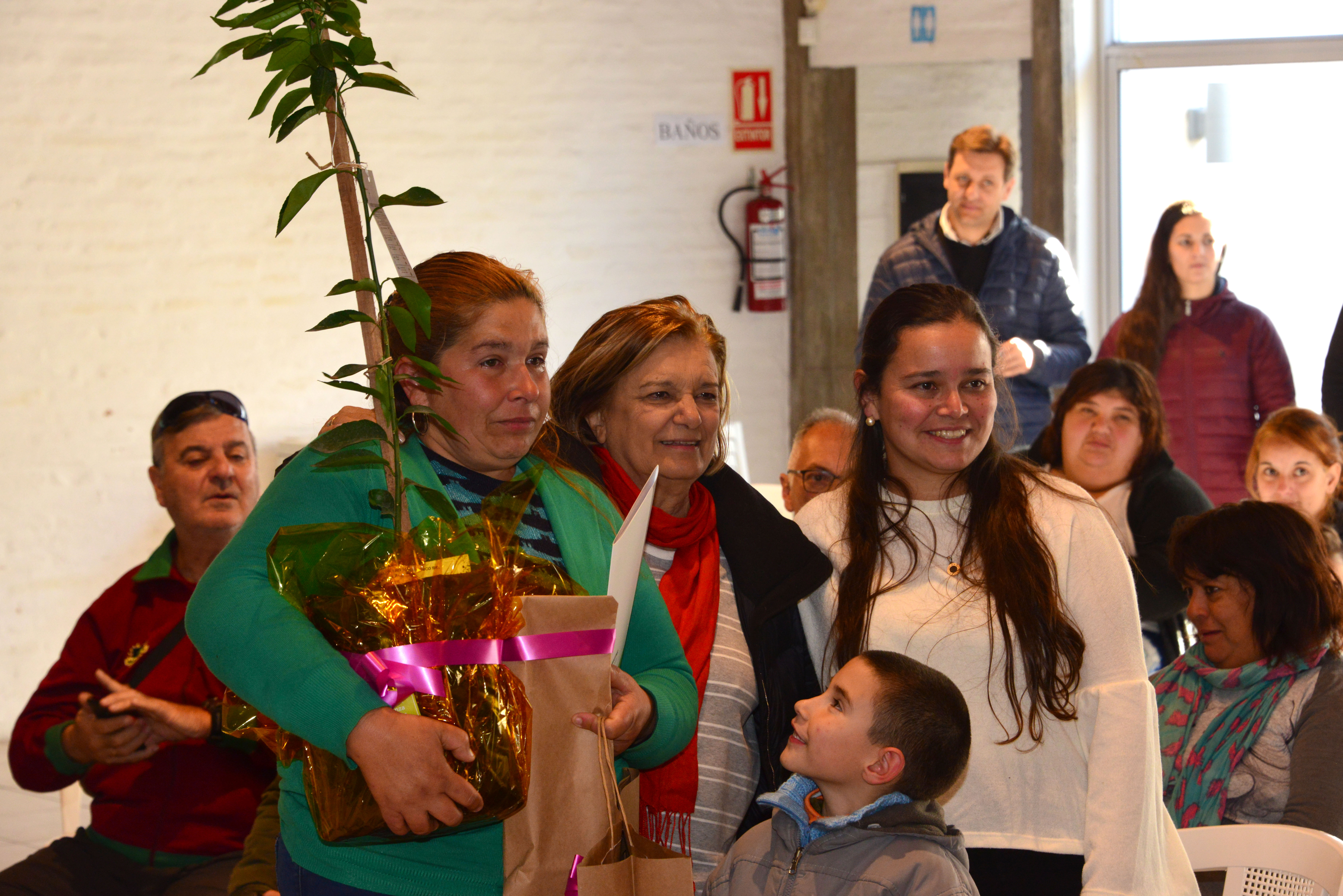 De León en Sociedad de Productores de Leche de Florida, donde se festejó inauguración de cinco unidades del Plan Juntos
