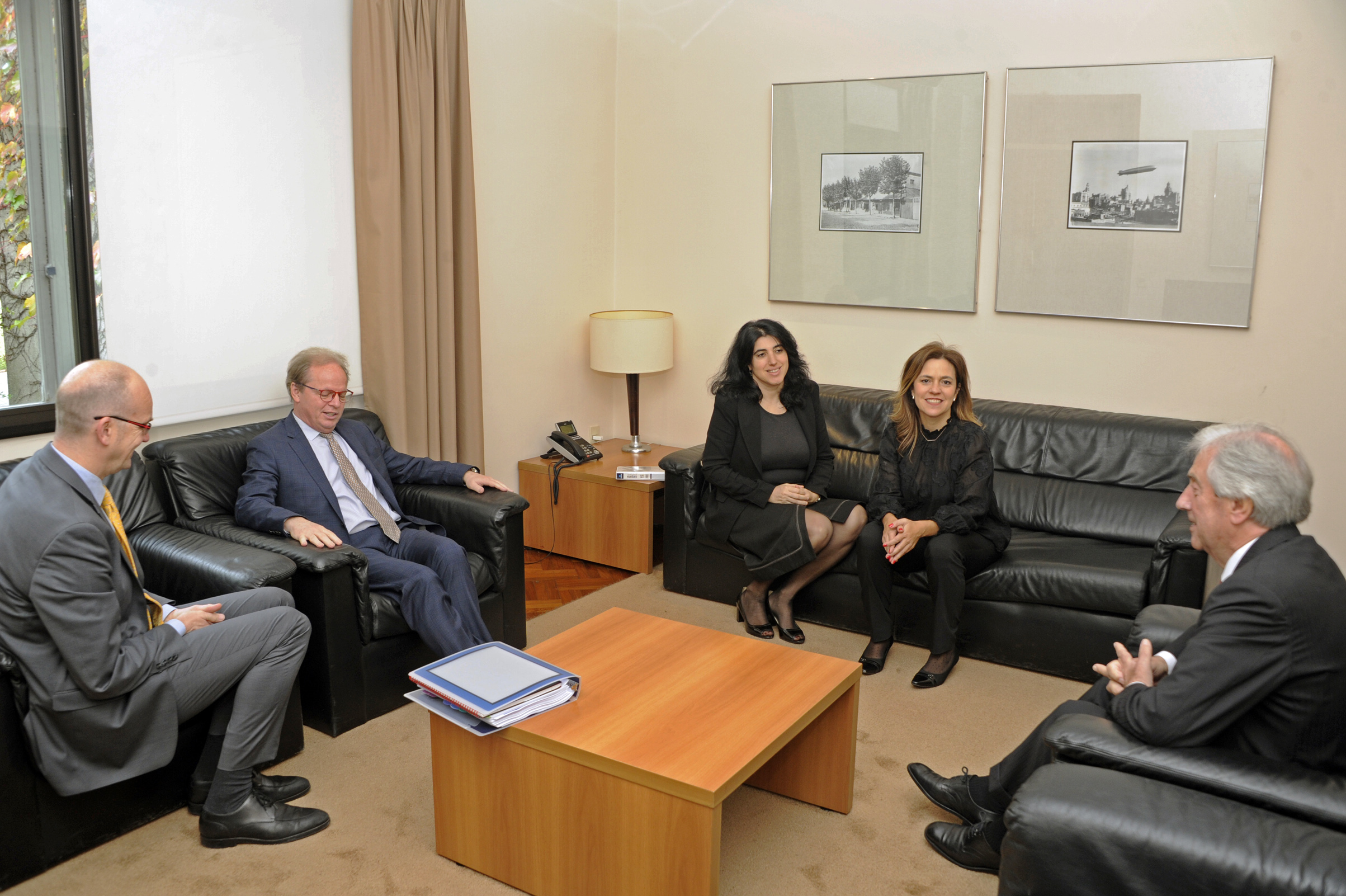 Tabaré Vázquez junto a Axel van Trotsenburg y comitiva