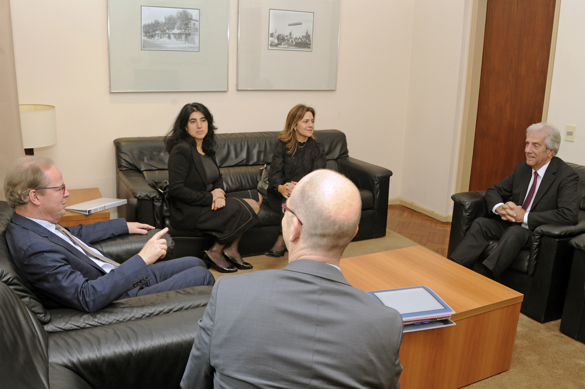 Tabaré Vázquez junto a Axel van Trotsenburg y comitiva