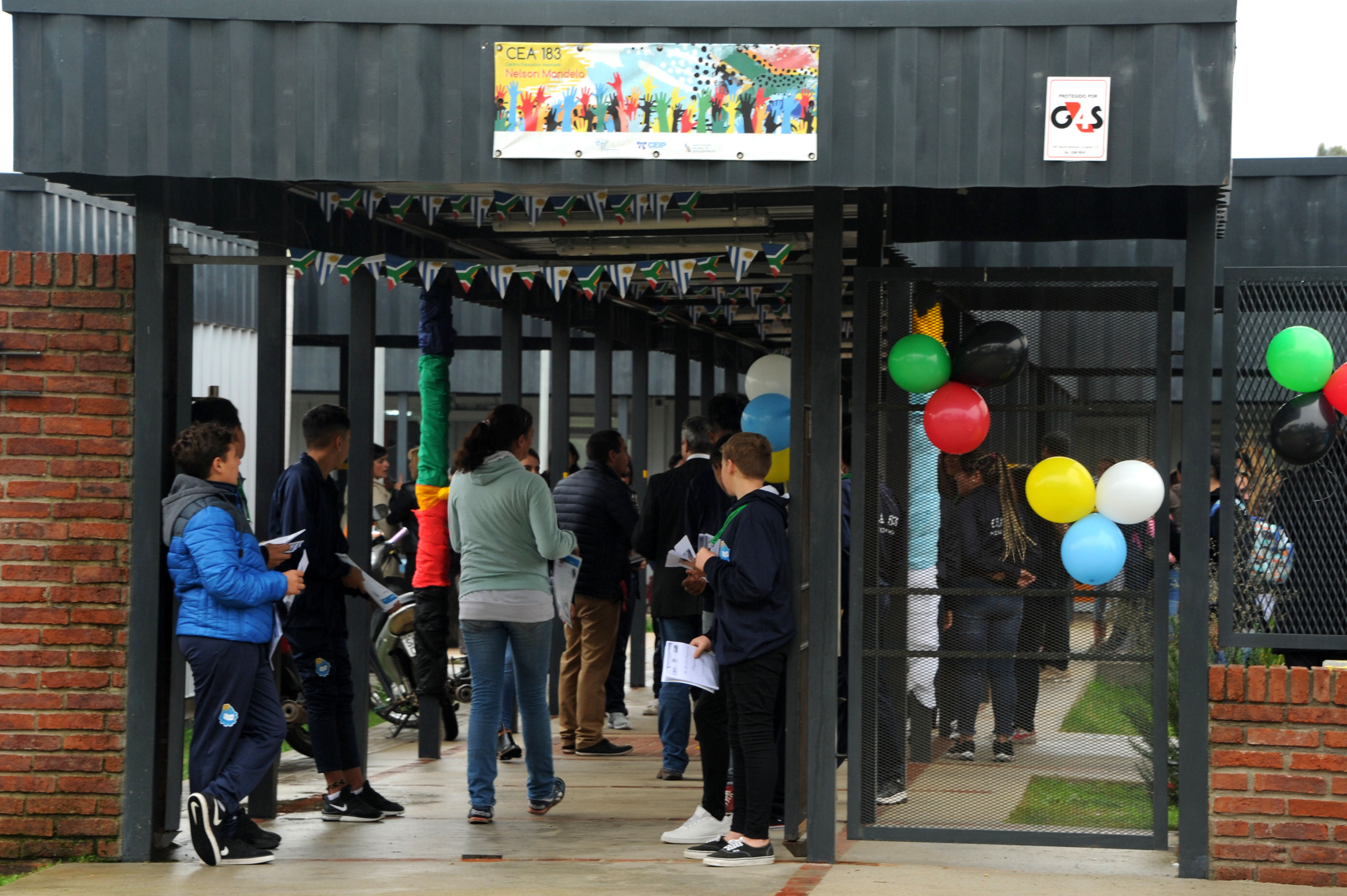 Escuela Nelson Mandela, de tiempo completo, se ubica en la zona de Carrasco Norte, Montevideo