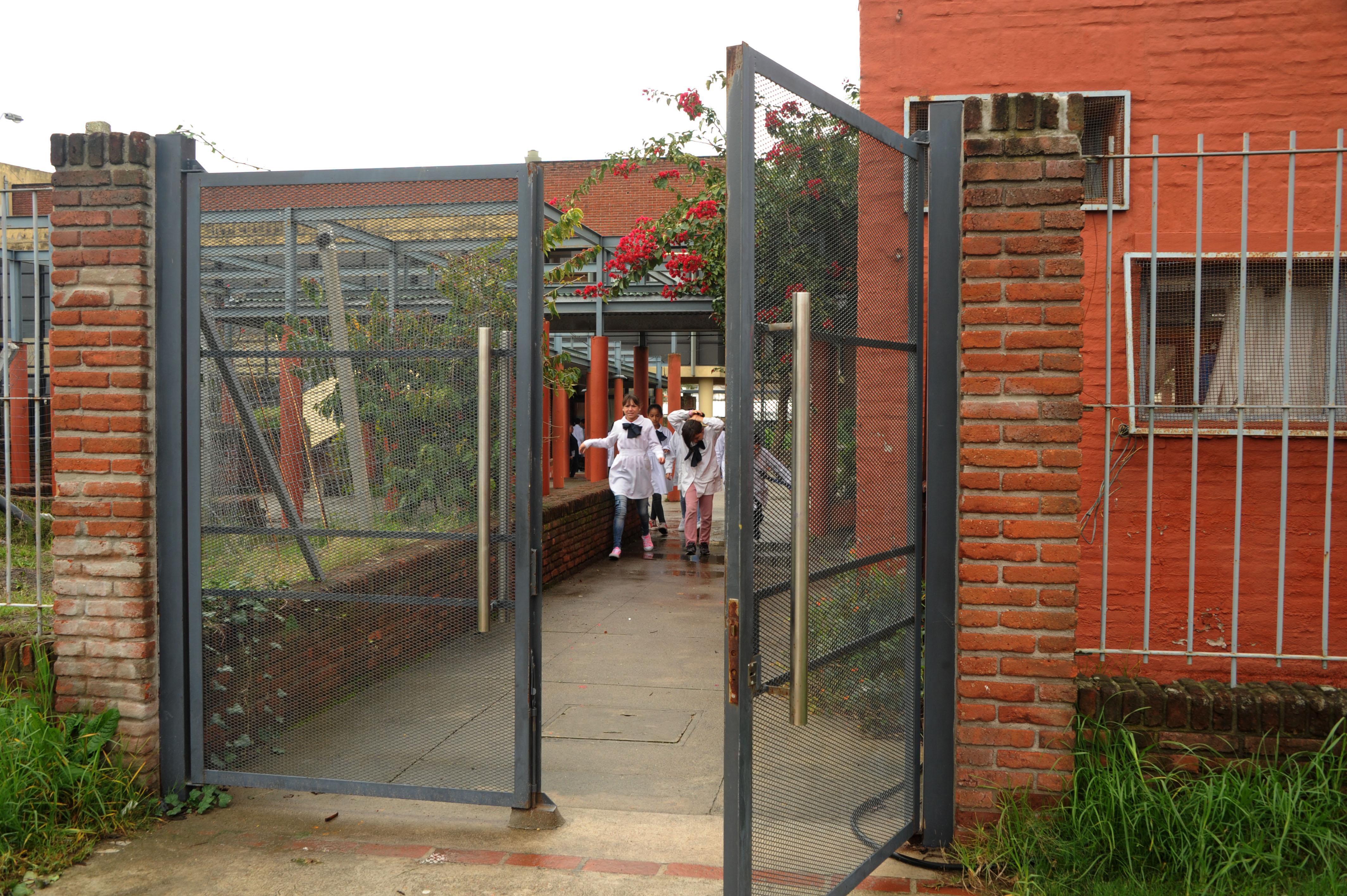 Escuela Nelson Mandela, de tiempo completo, se ubica en la zona de Carrasco Norte, Montevideo