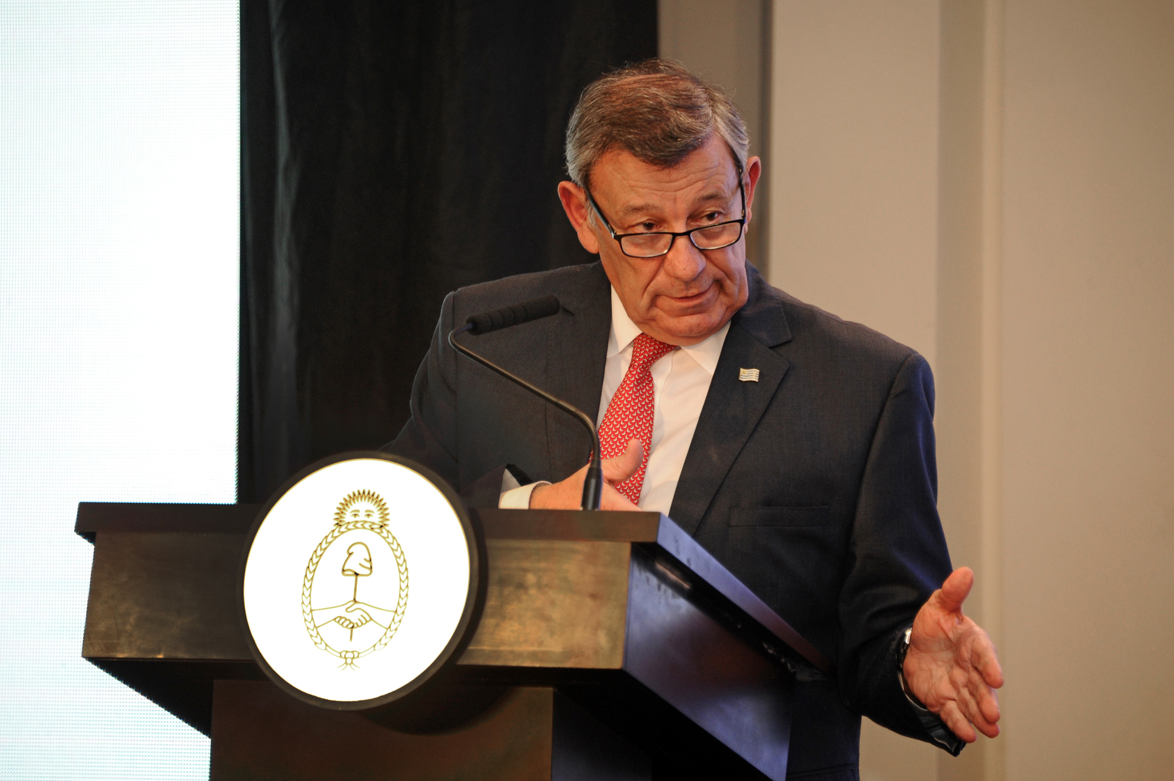 Canciller Rodolfo Nin Novoa, dirigiéndose a los presentes