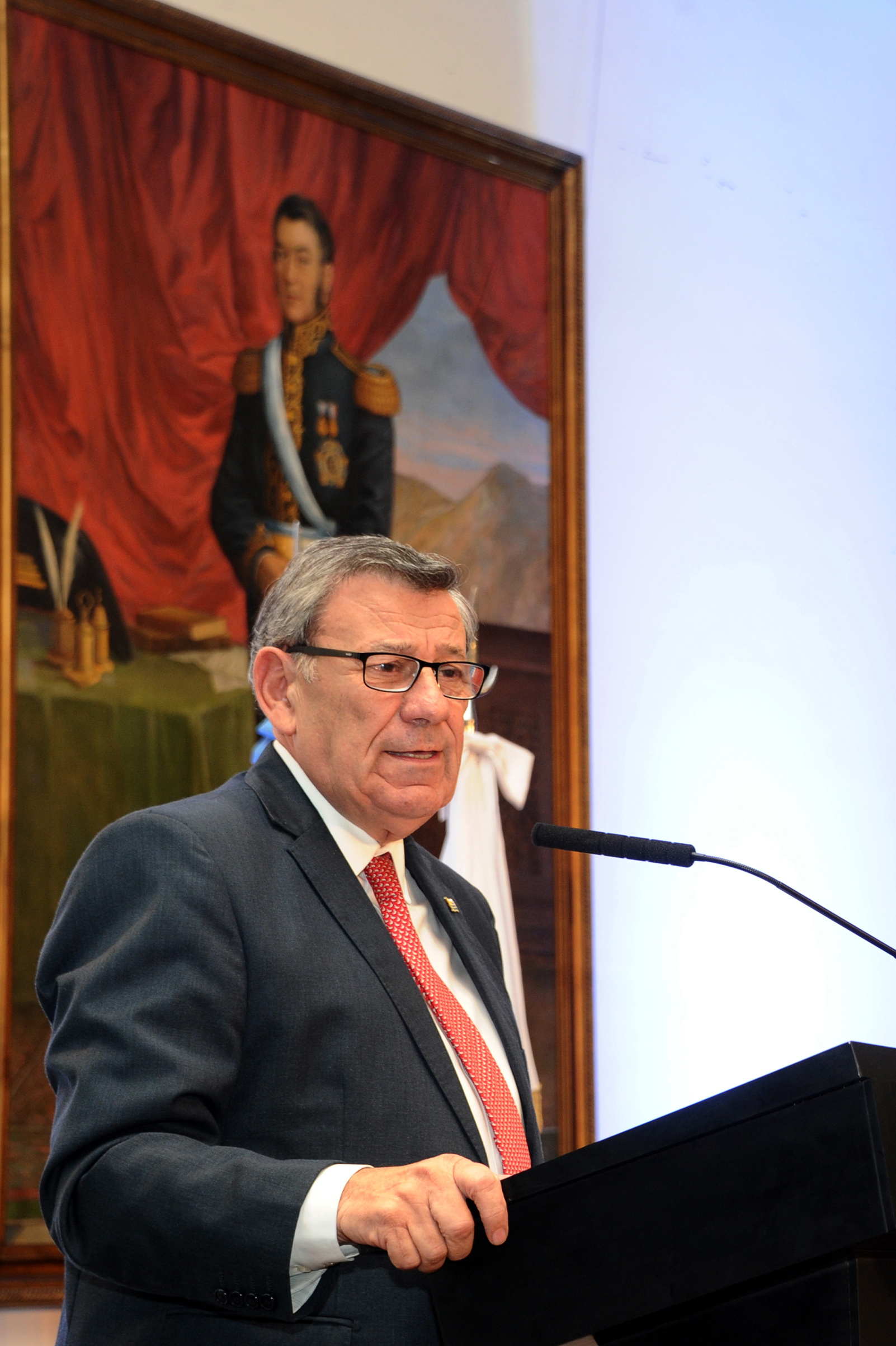 Canciller Rodolfo Nin Novoa, dirigiéndose a los presentes