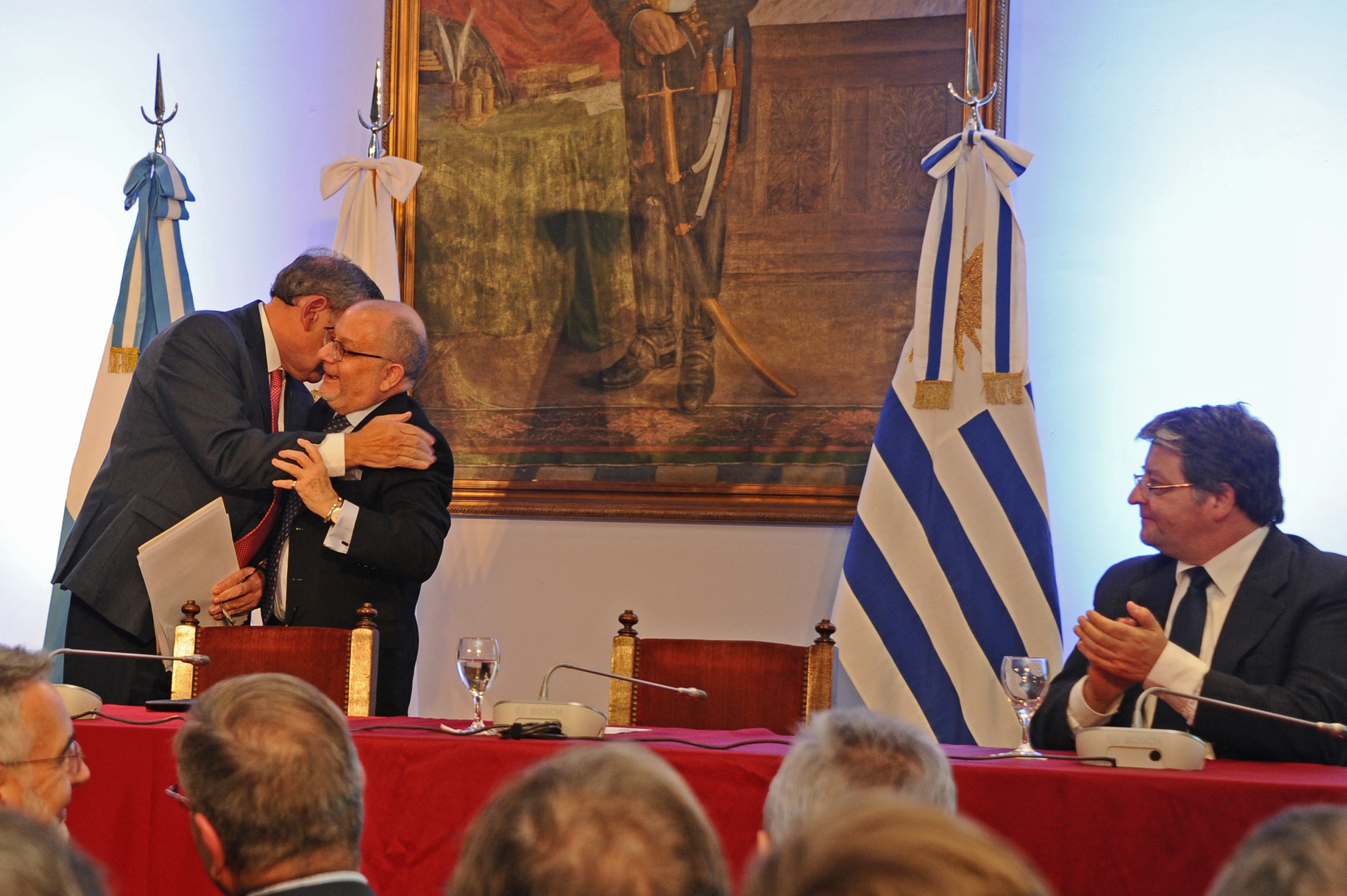Saludo entre cancilleres Rodolfo Nin Novoa y Jorge Faurie