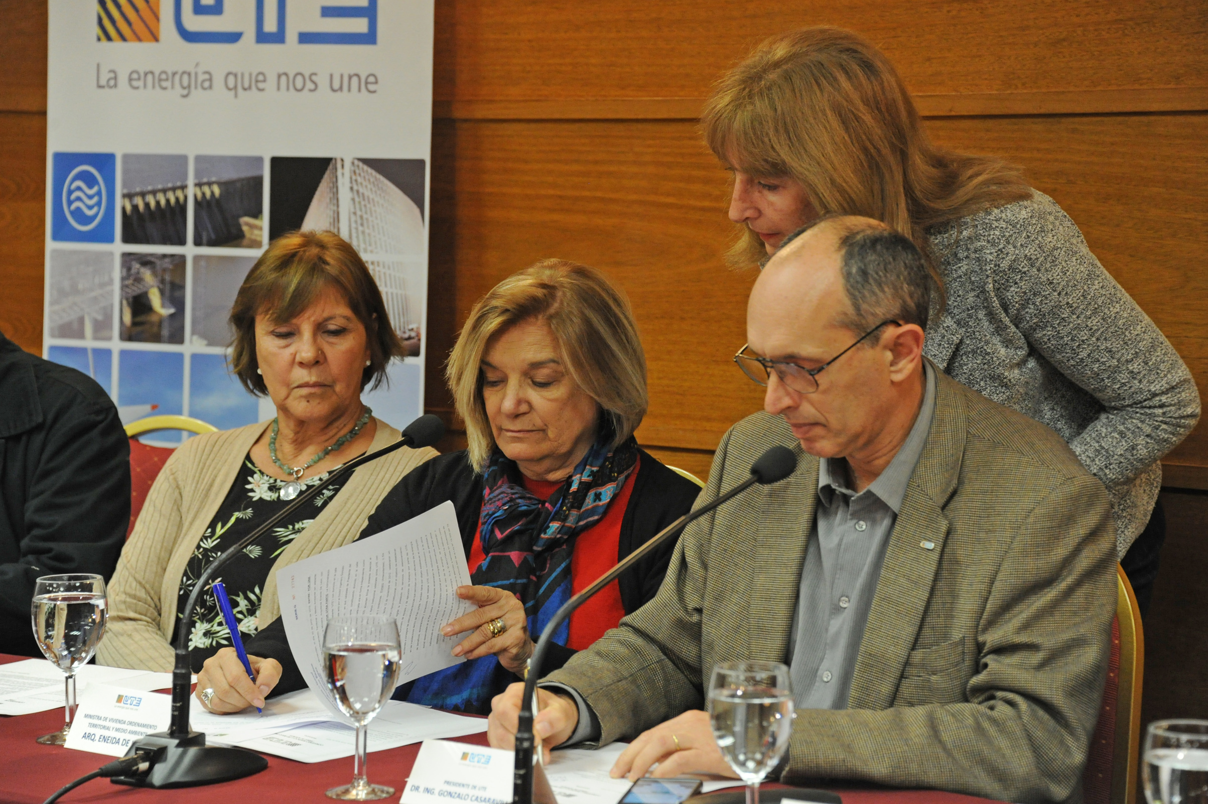 Suscripción de acuerdo entre UTE y Ministerio de Vivienda