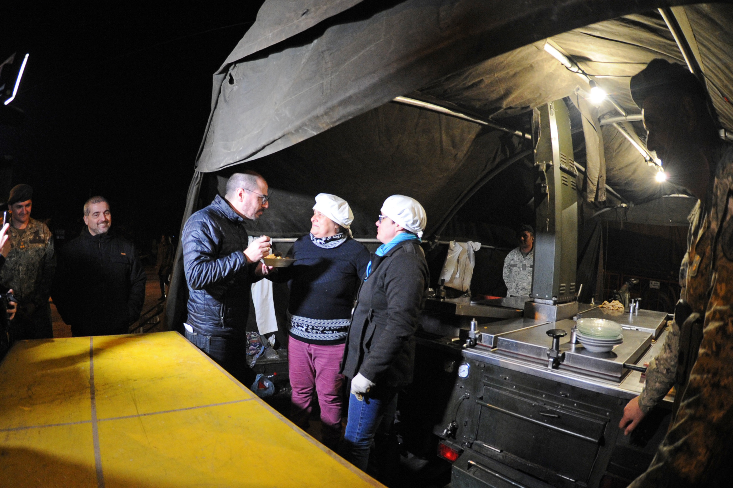 Juan Andrés Roballo en la zona de preparado de alimento para los evacuados