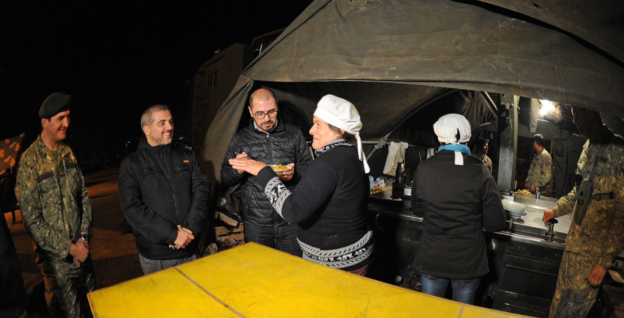 Juan Andrés Roballo en la zona de preparado de alimento para los evacuados