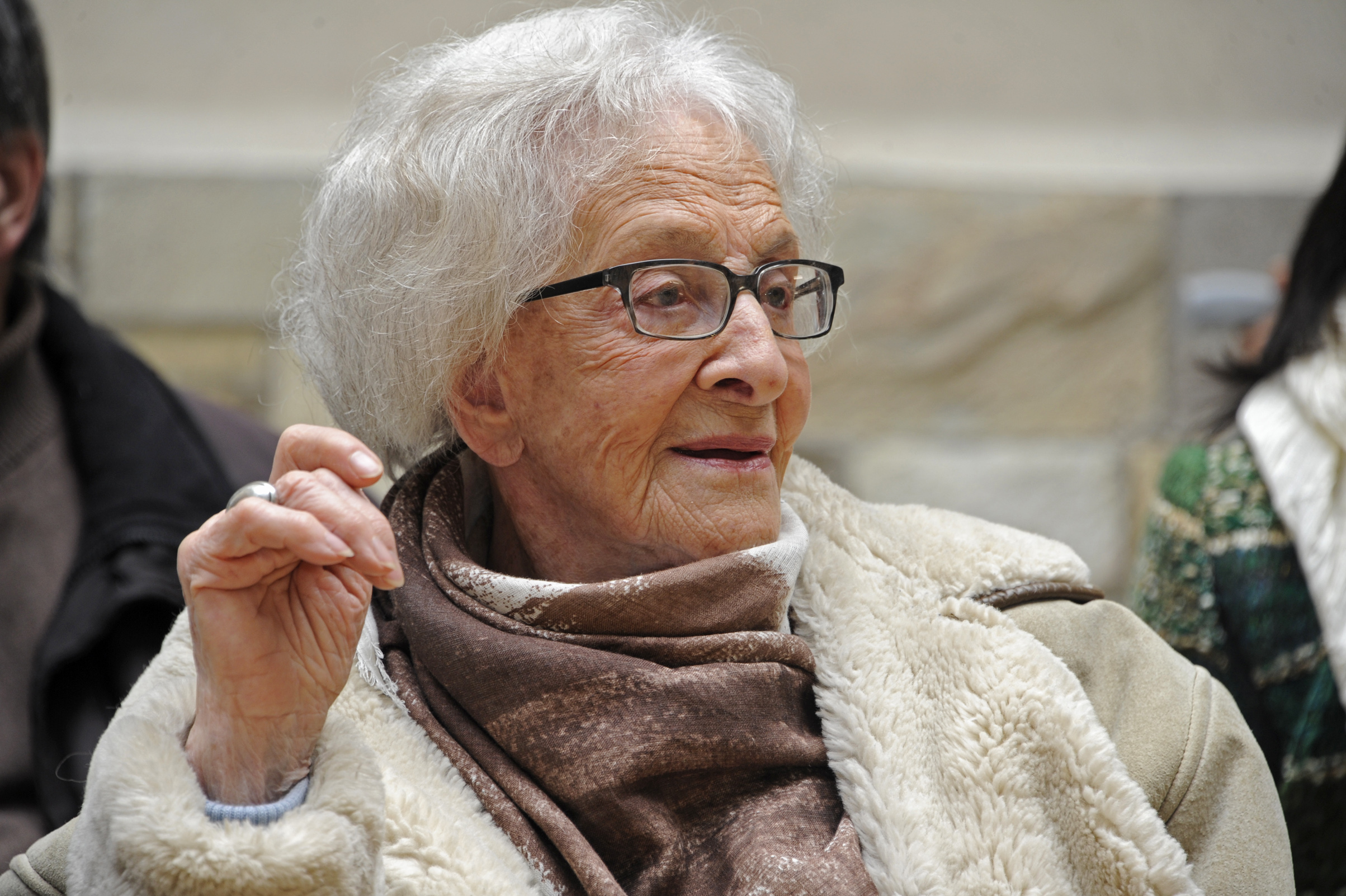 Entrega de la Moña de Honor a la poeta Ida Vitale
