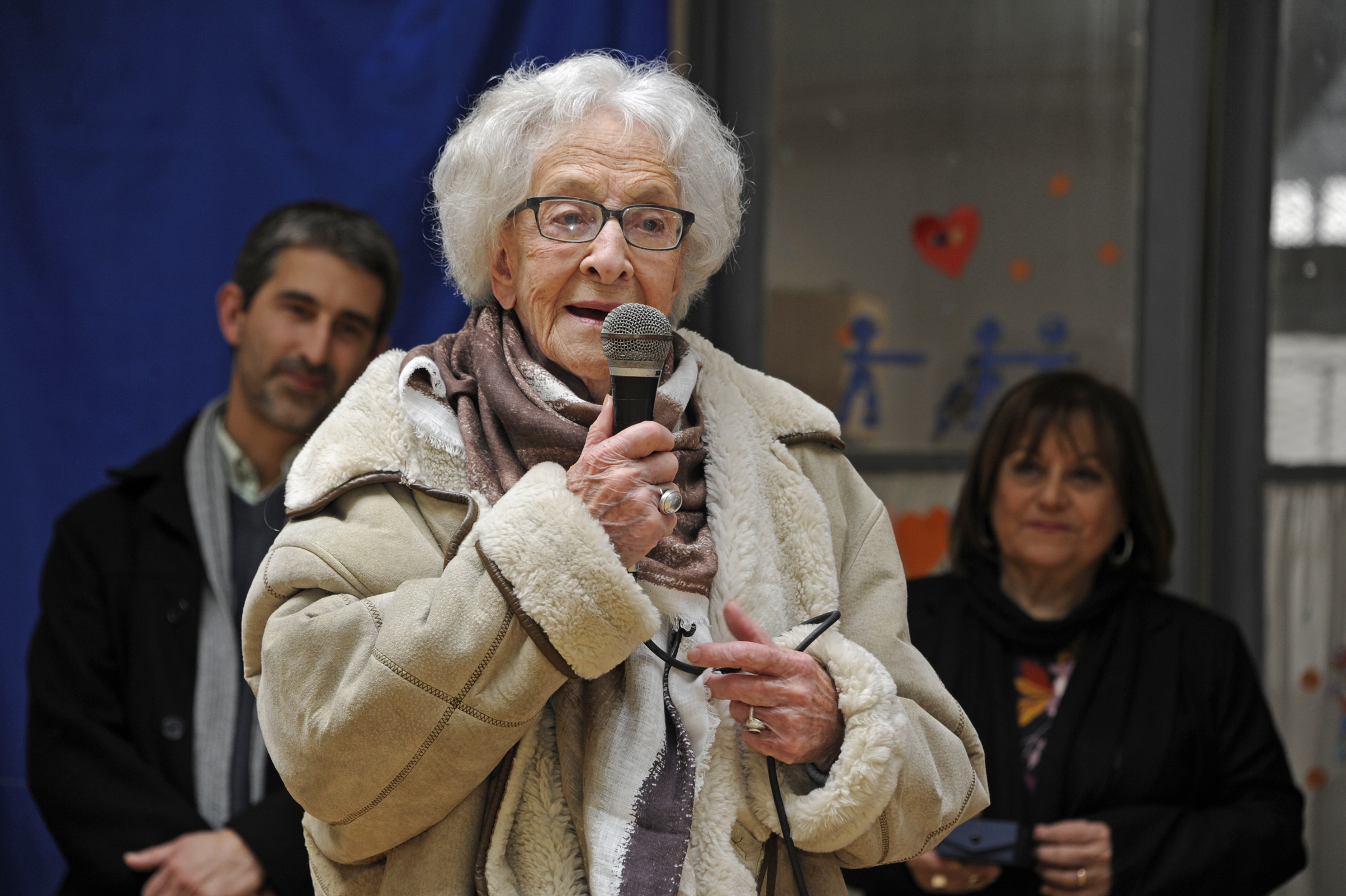 Entrega de la Moña de Honor a la poeta Ida Vitale