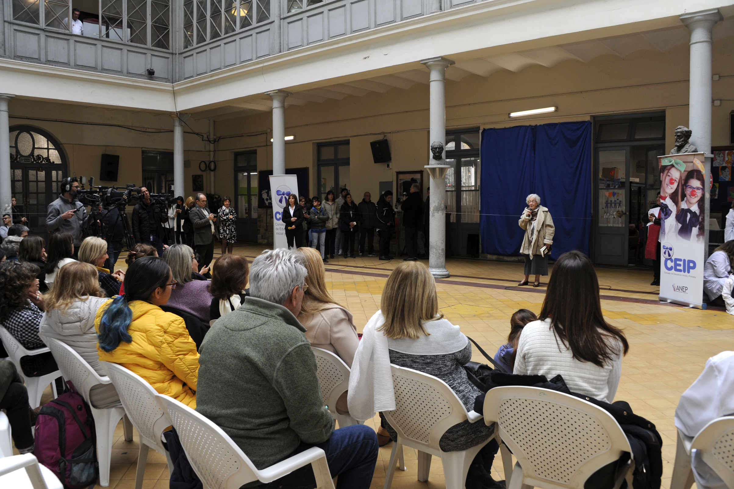 Entrega de la Moña de Honor a la poeta Ida Vitale