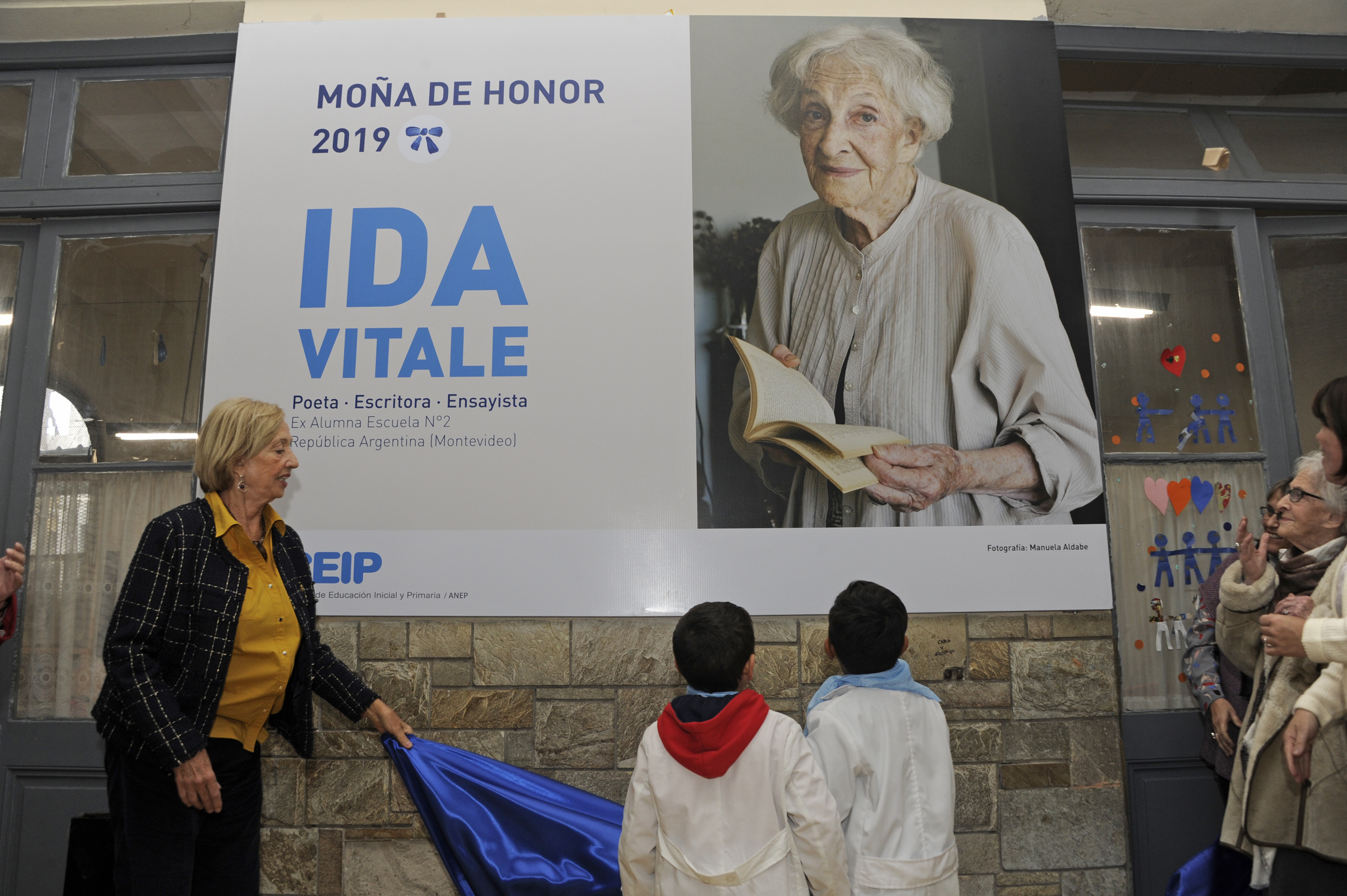Entrega de la Moña de Honor a la poeta Ida Vitale