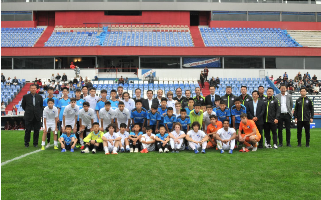 Encuentro deportivo entre jóvenes chinos y futbolistas del Club Nacional de Fútbol