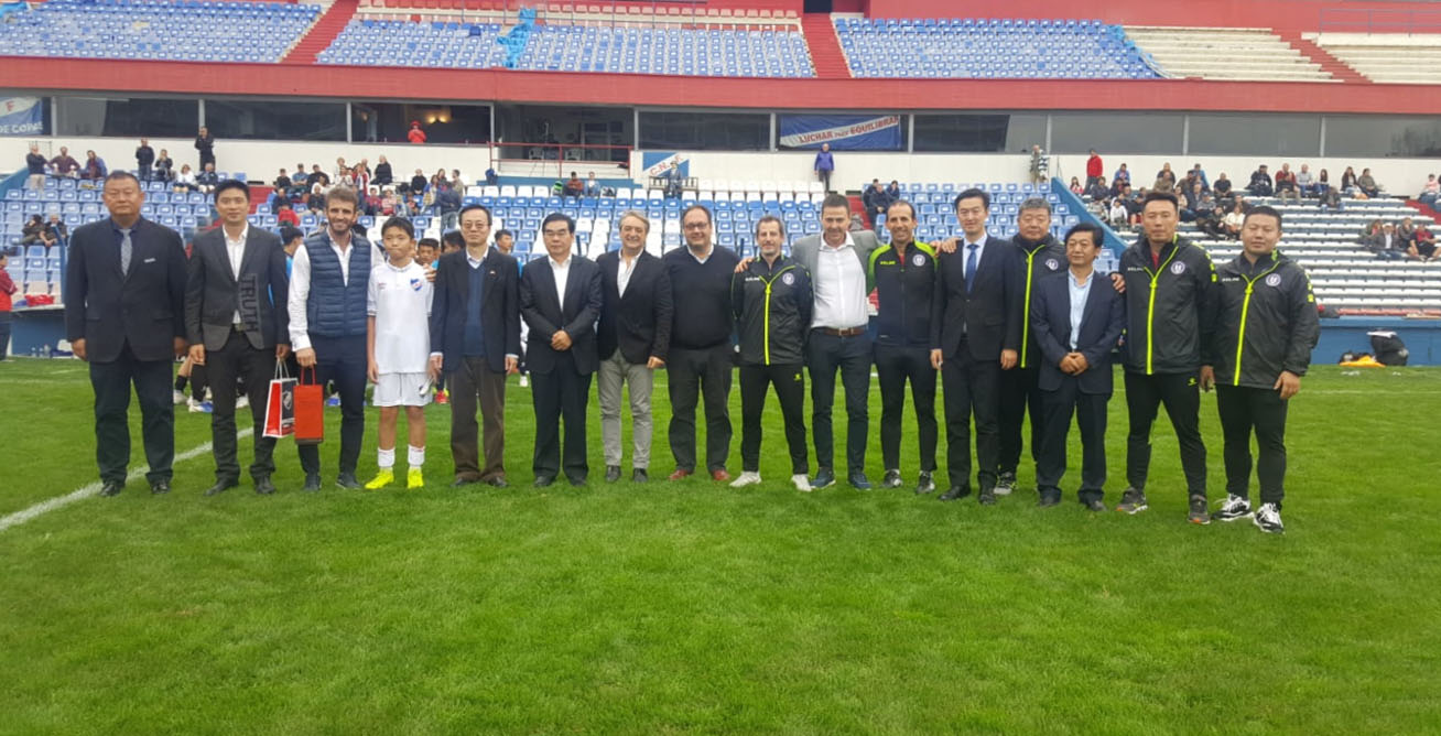 Encuentro deportivo entre jóvenes chinos y futbolistas del Club Nacional de Fútbol