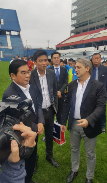 Encuentro deportivo entre jóvenes chinos y futbolistas del Club Nacional de Fútbol
