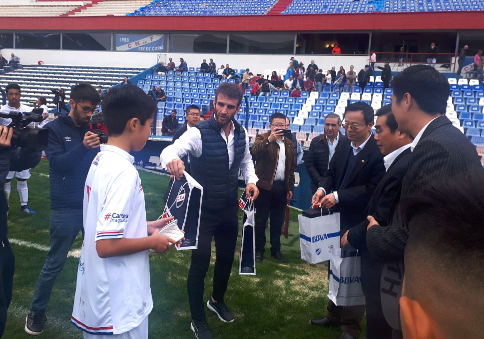Encuentro deportivo entre jóvenes chinos y futbolistas del Club Nacional de Fútbol