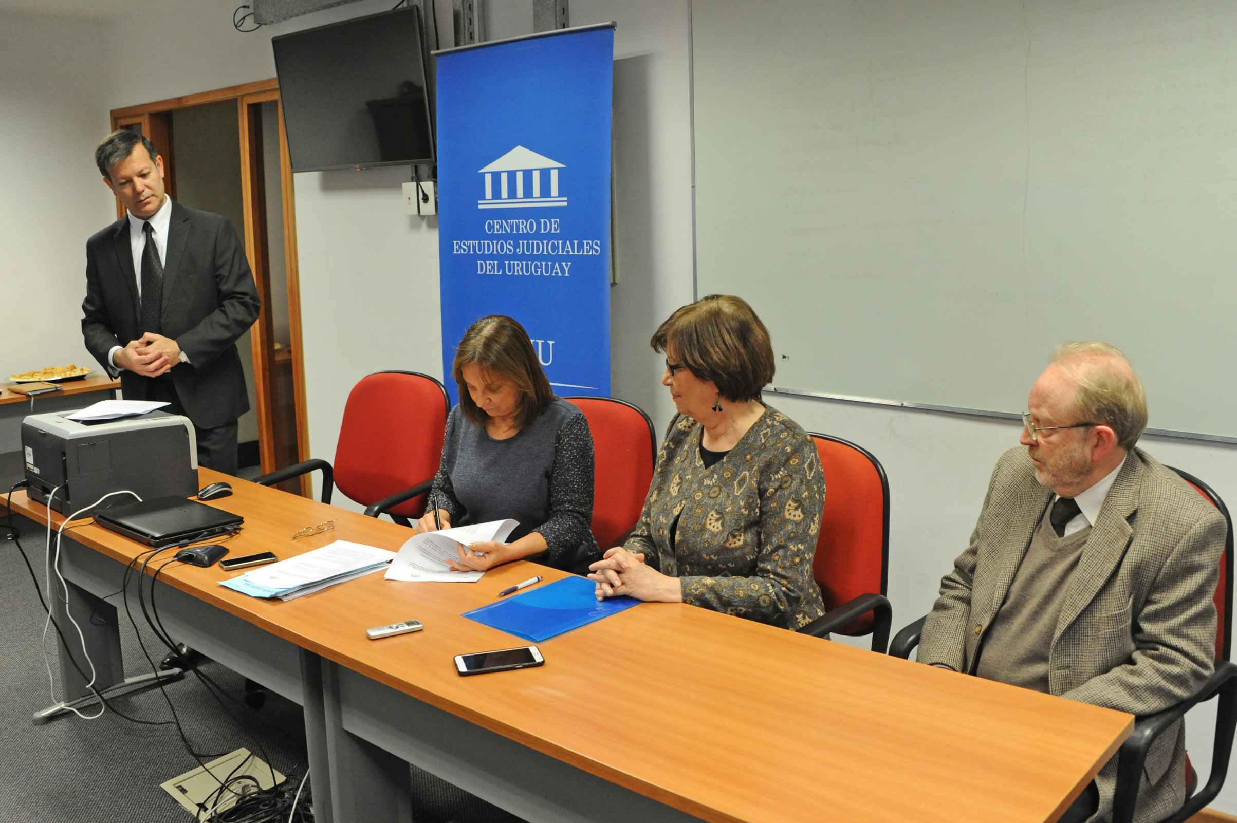 Suscripción de acuerdo entre Inmujeres y Centro de Estudios Judiciales del Uruguay