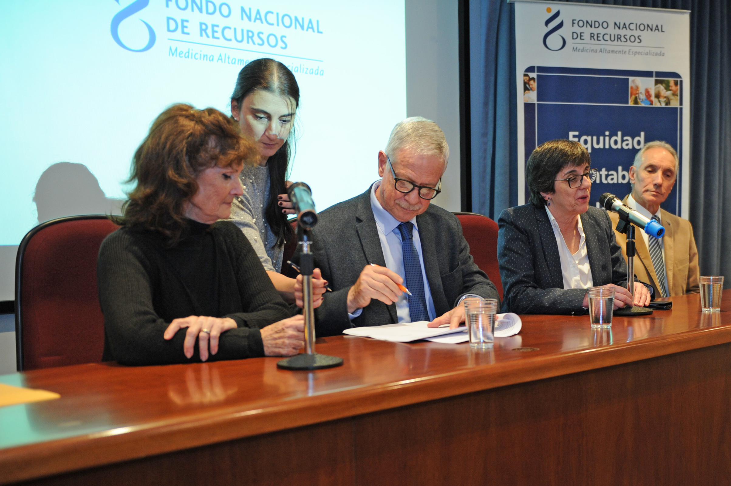 Firma de Convenio entre el Fondo Nacional de Recursos (FNR) y el Hospital de Clínicas