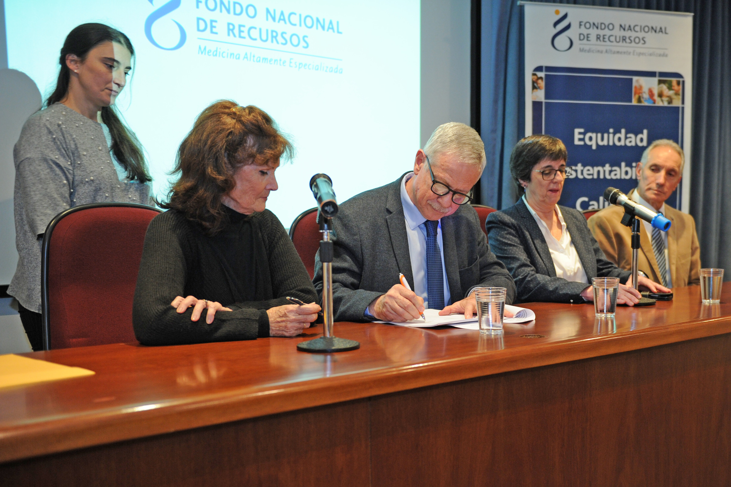 Firma de Convenio entre el Fondo Nacional de Recursos (FNR) y el Hospital de Clínicas