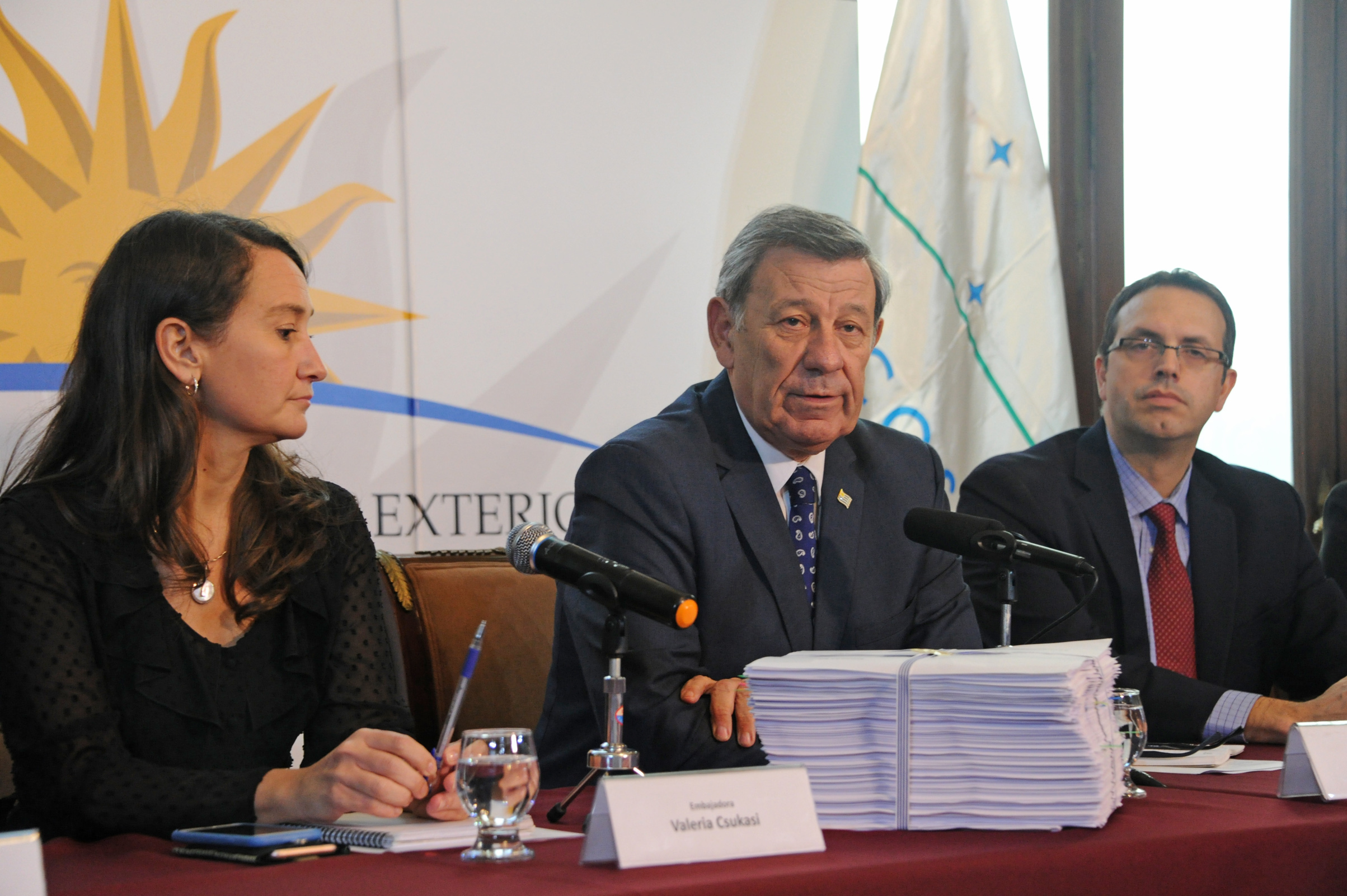 Valeria Csukasi, canciller, Rodolfo Nin Novoa, y Ricardo Baluga