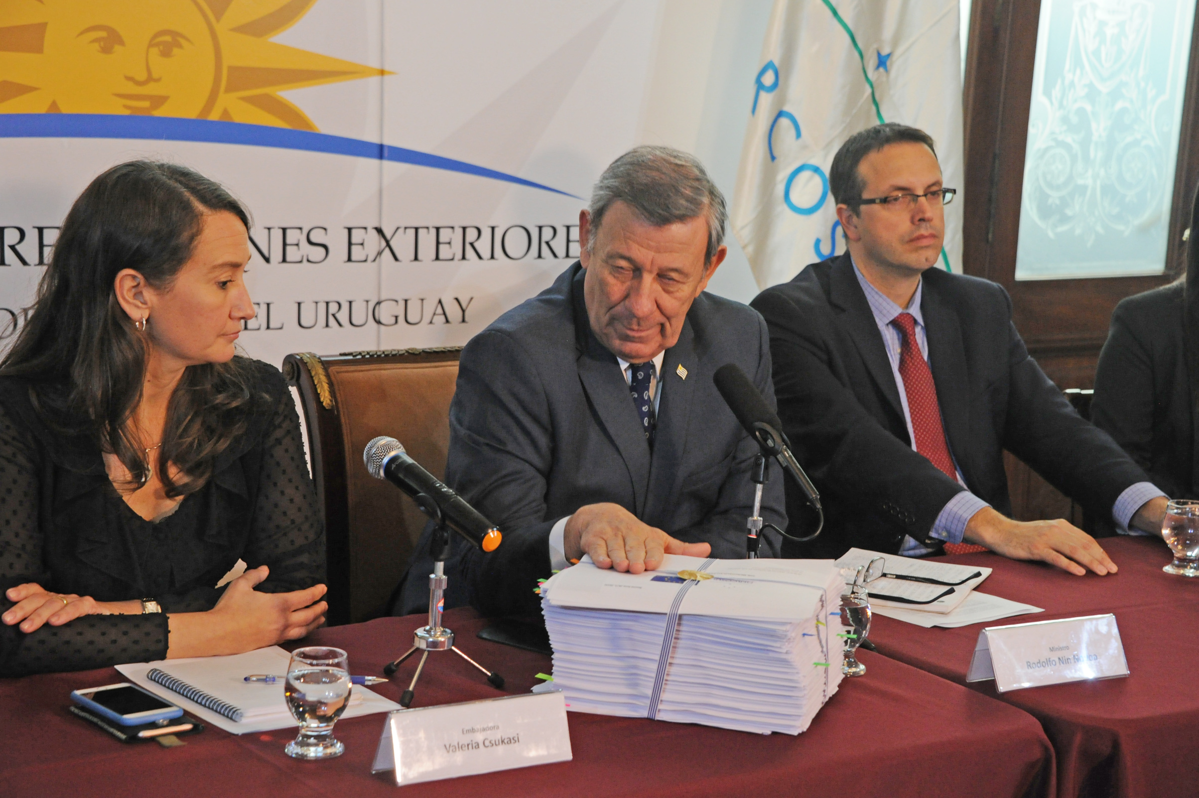 Valeria Csukasi, canciller, Rodolfo Nin Novoa, y Ricardo Baluga