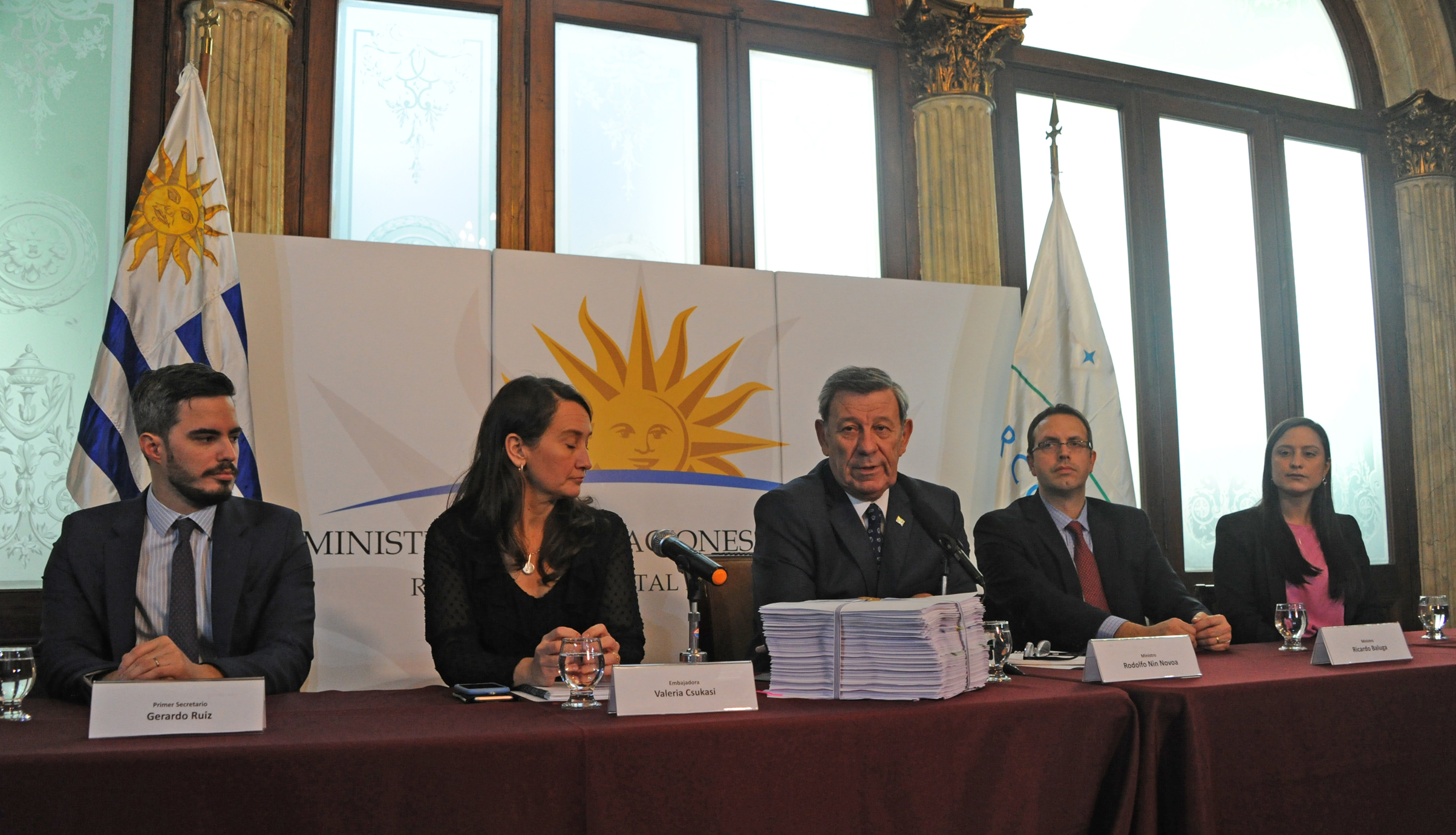 Valeria Csukasi, canciller, Rodolfo Nin Novoa, y Ricardo Baluga