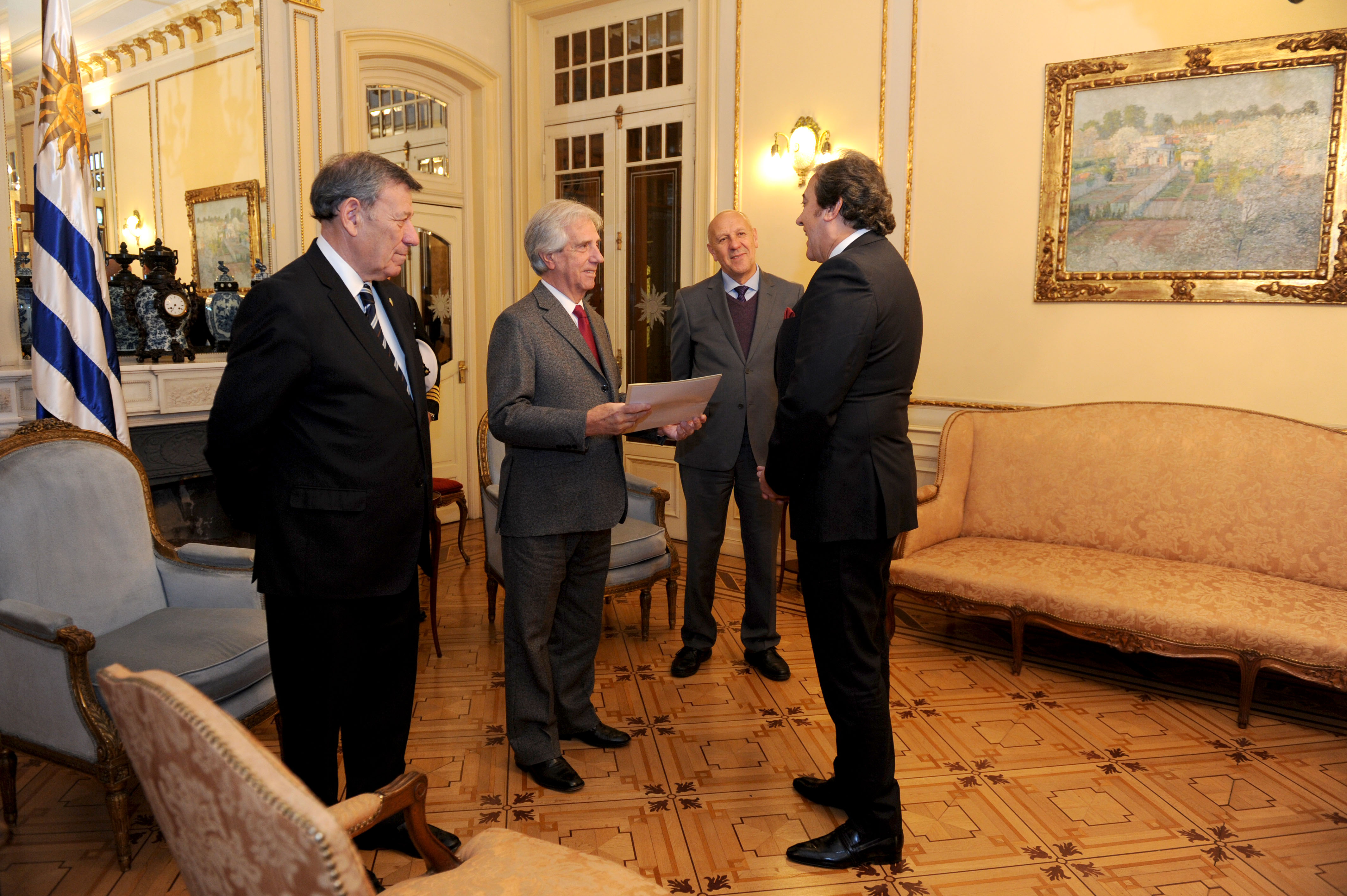 Tabaré Vázquez recibe carta credencial del embajador de Paraguay, Rogelio Benítez Vargas