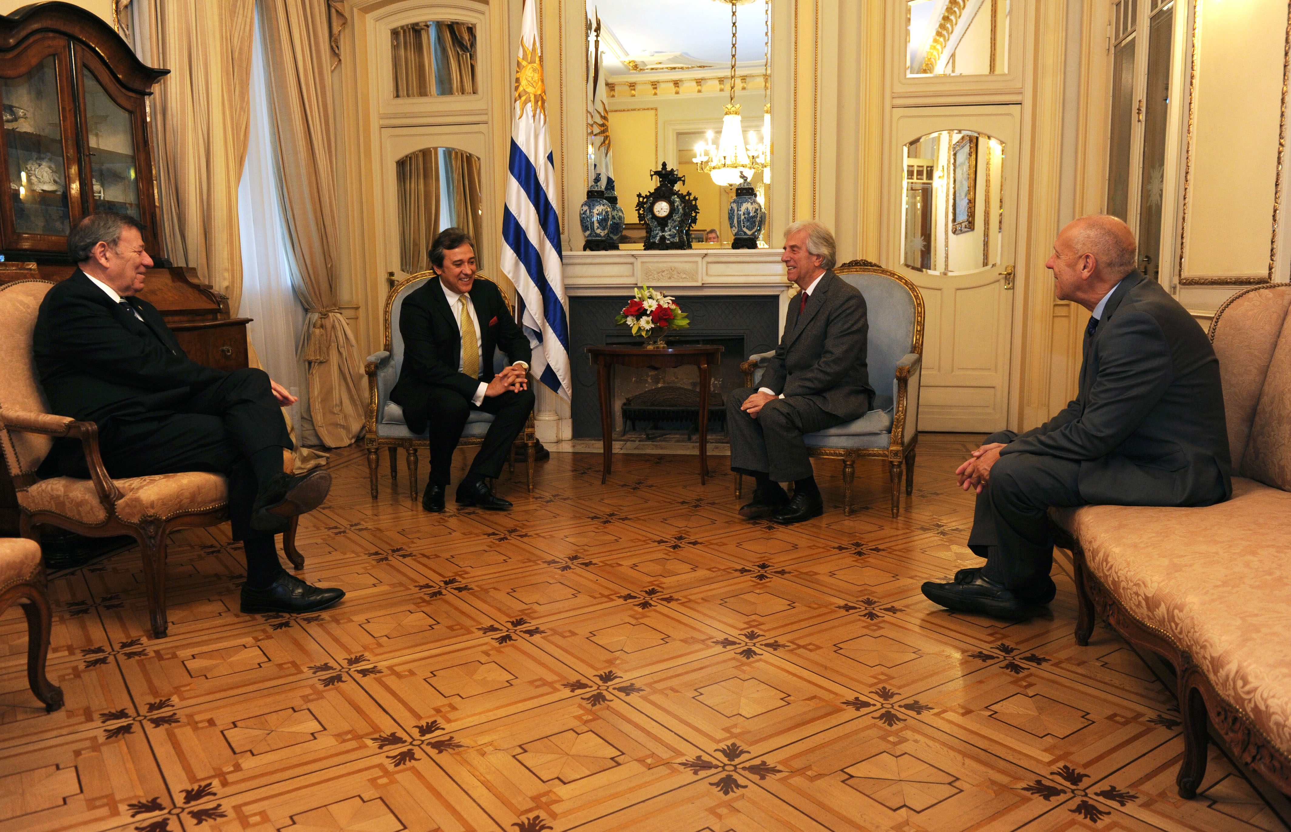 Tabaré Vázquez recibe carta credencial del embajador de Paraguay, Rogelio Benítez Vargas