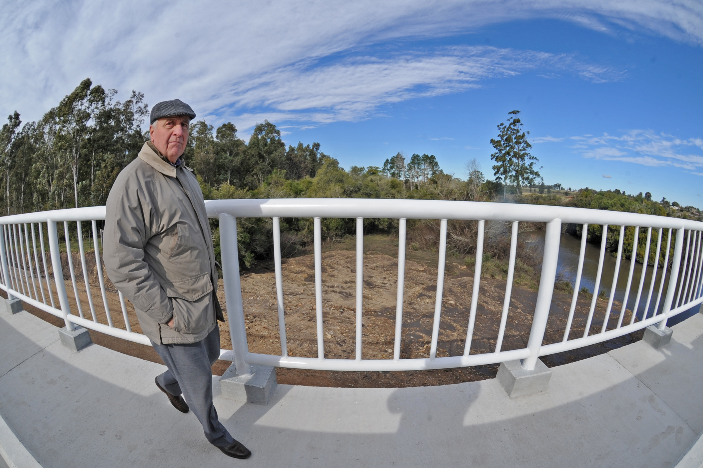 Ministro Víctor Rossi, recorriendo nuevo puente sobre arroyo Fraile Muerto