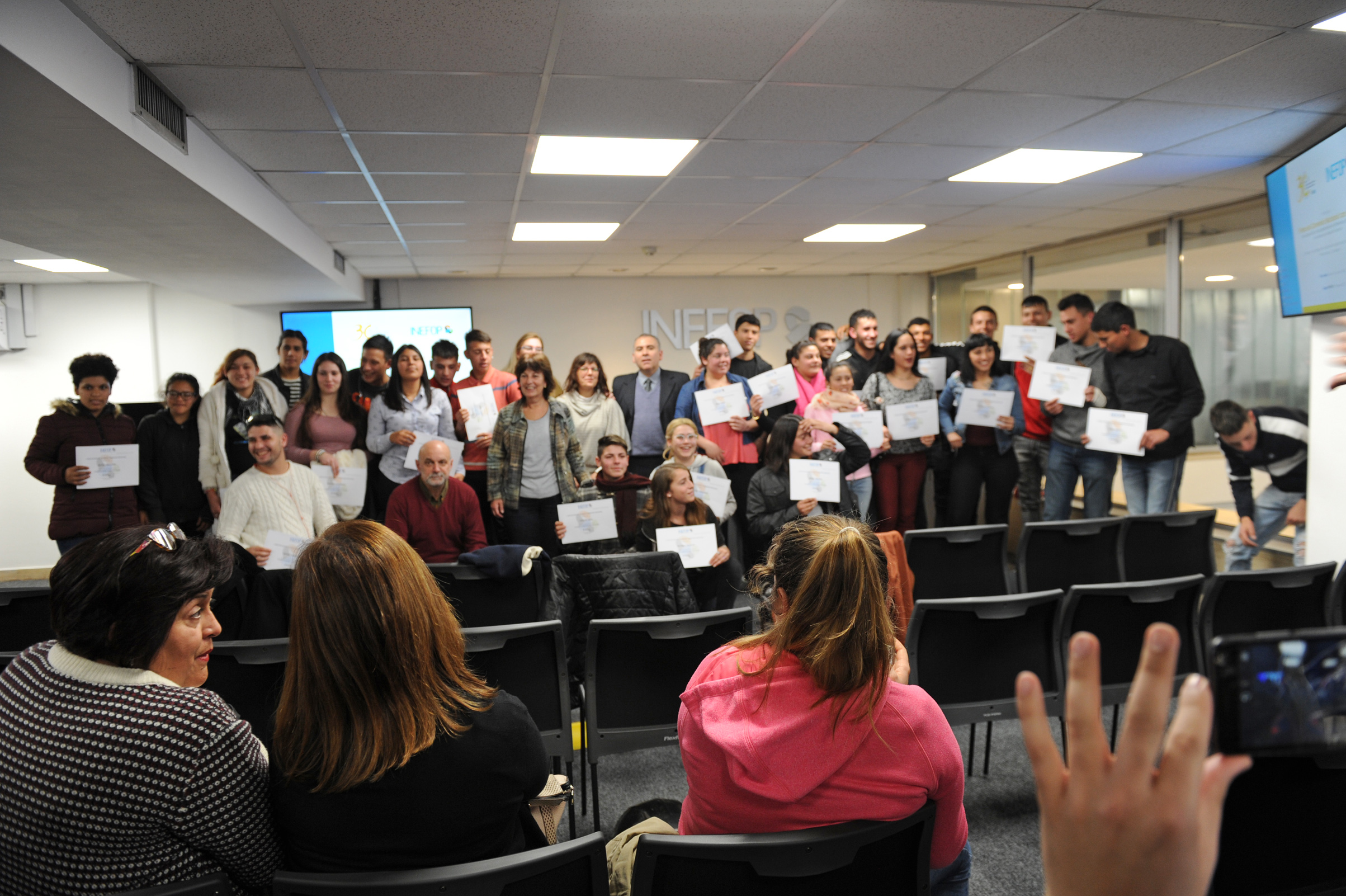 Más de 100 adolescentes y jóvenes de Uruguay recibieron capacitación en albañilería y gastronomía