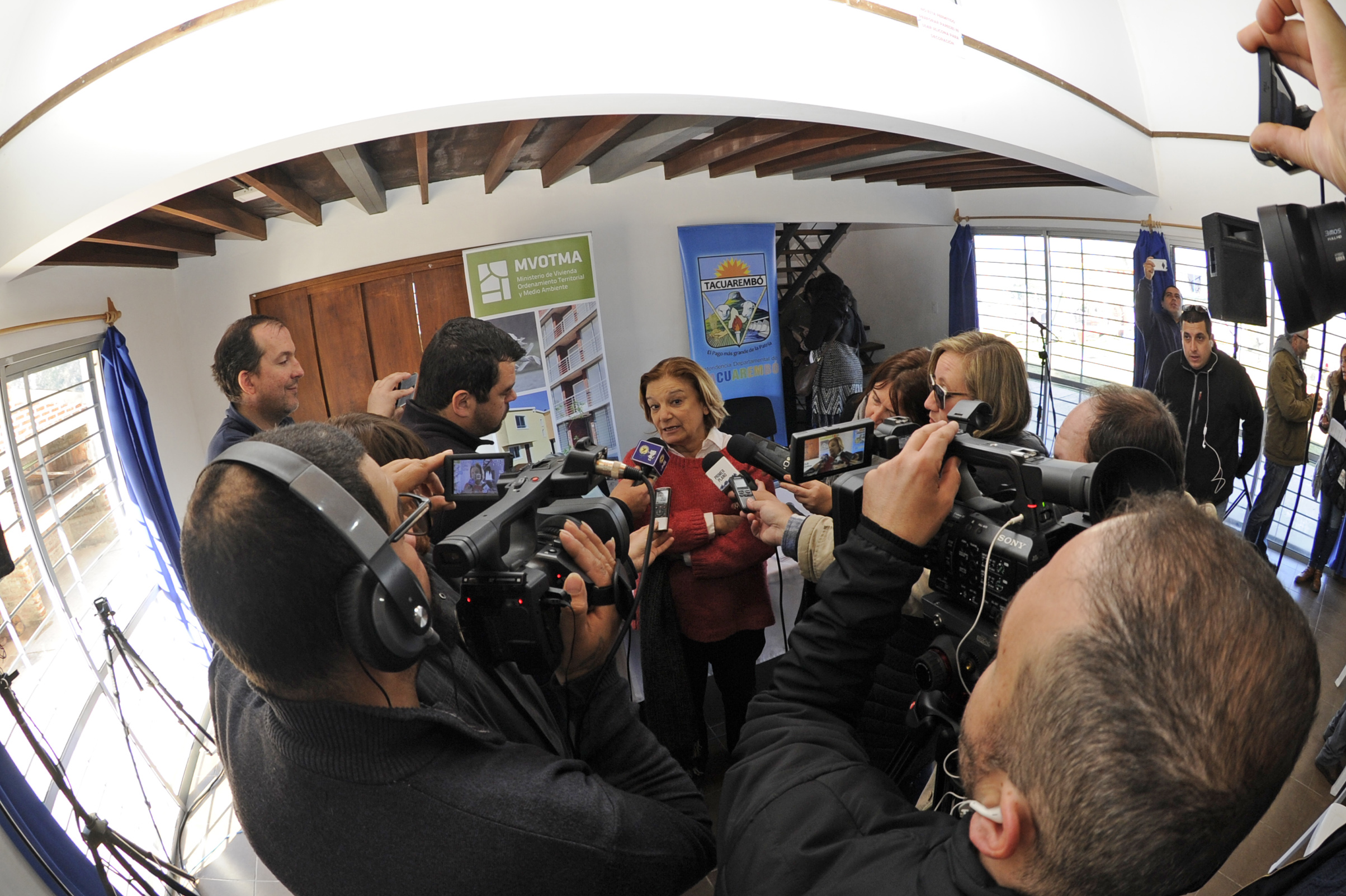 Ministra Eneida de León en ronda de prensa