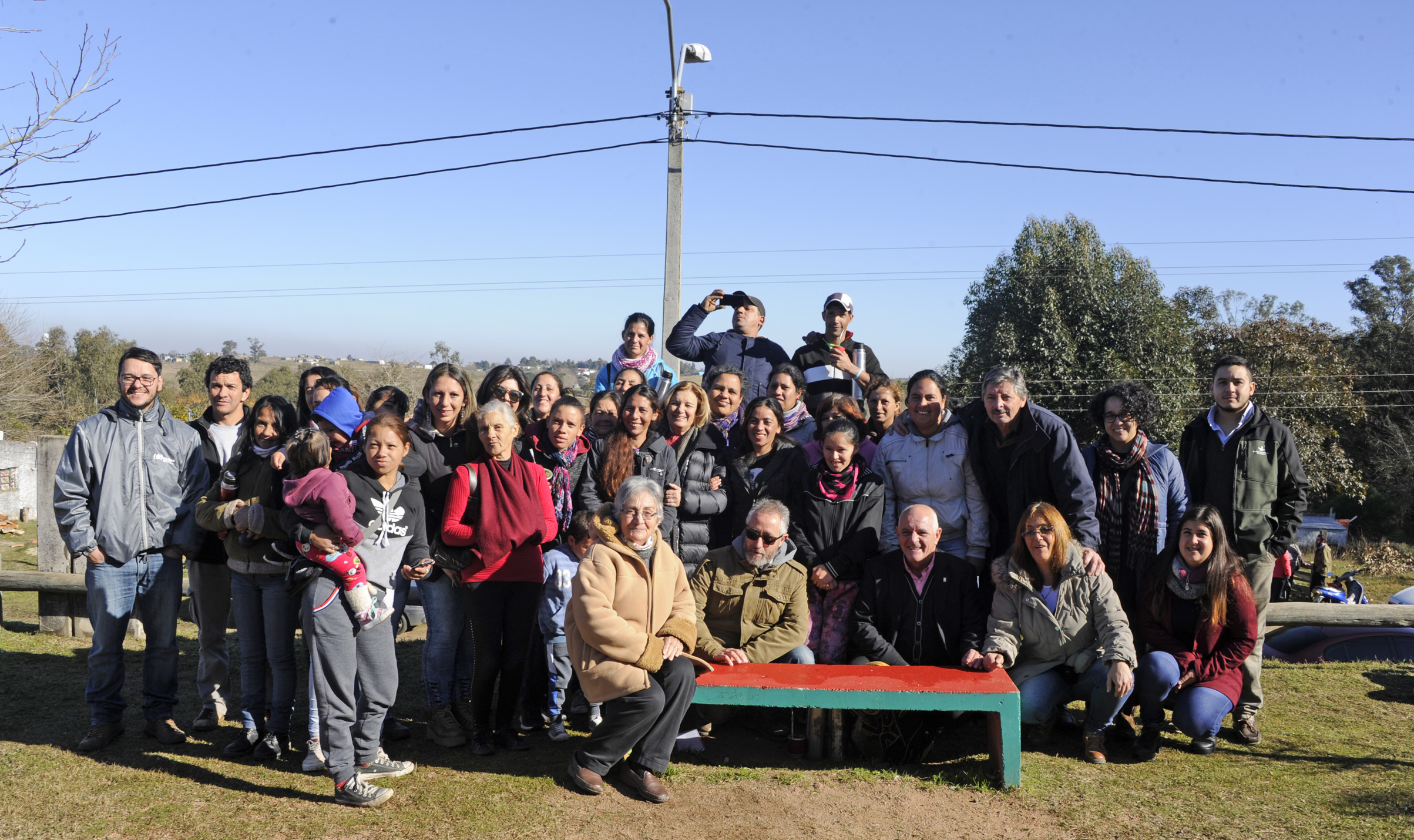 Autoridades junto a vecinos beneficiarios