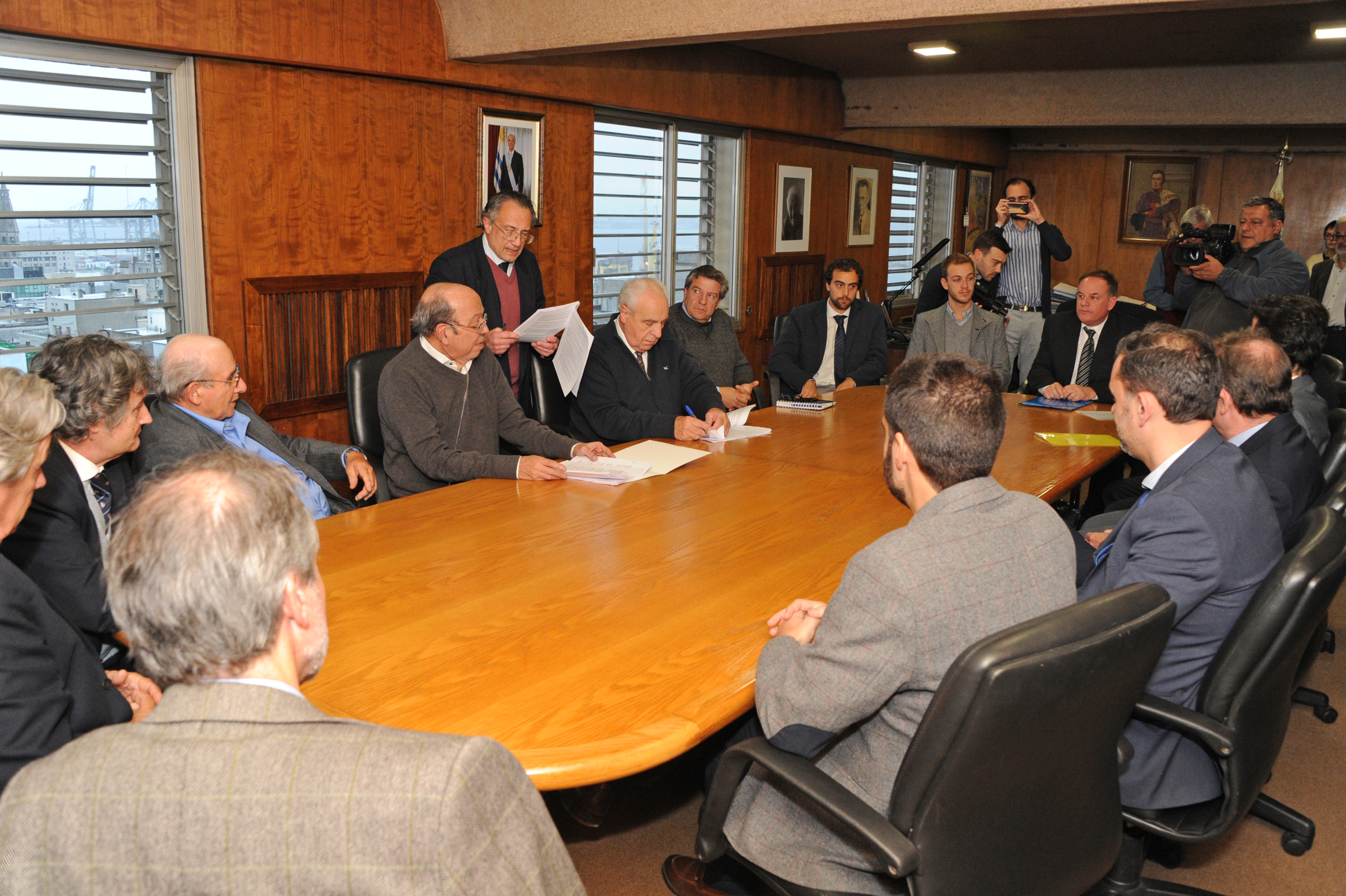 Firma de contrato del proyecto de participación público-privada para realizar infraestructura vial en las rutas 12, 54, 55 y 57