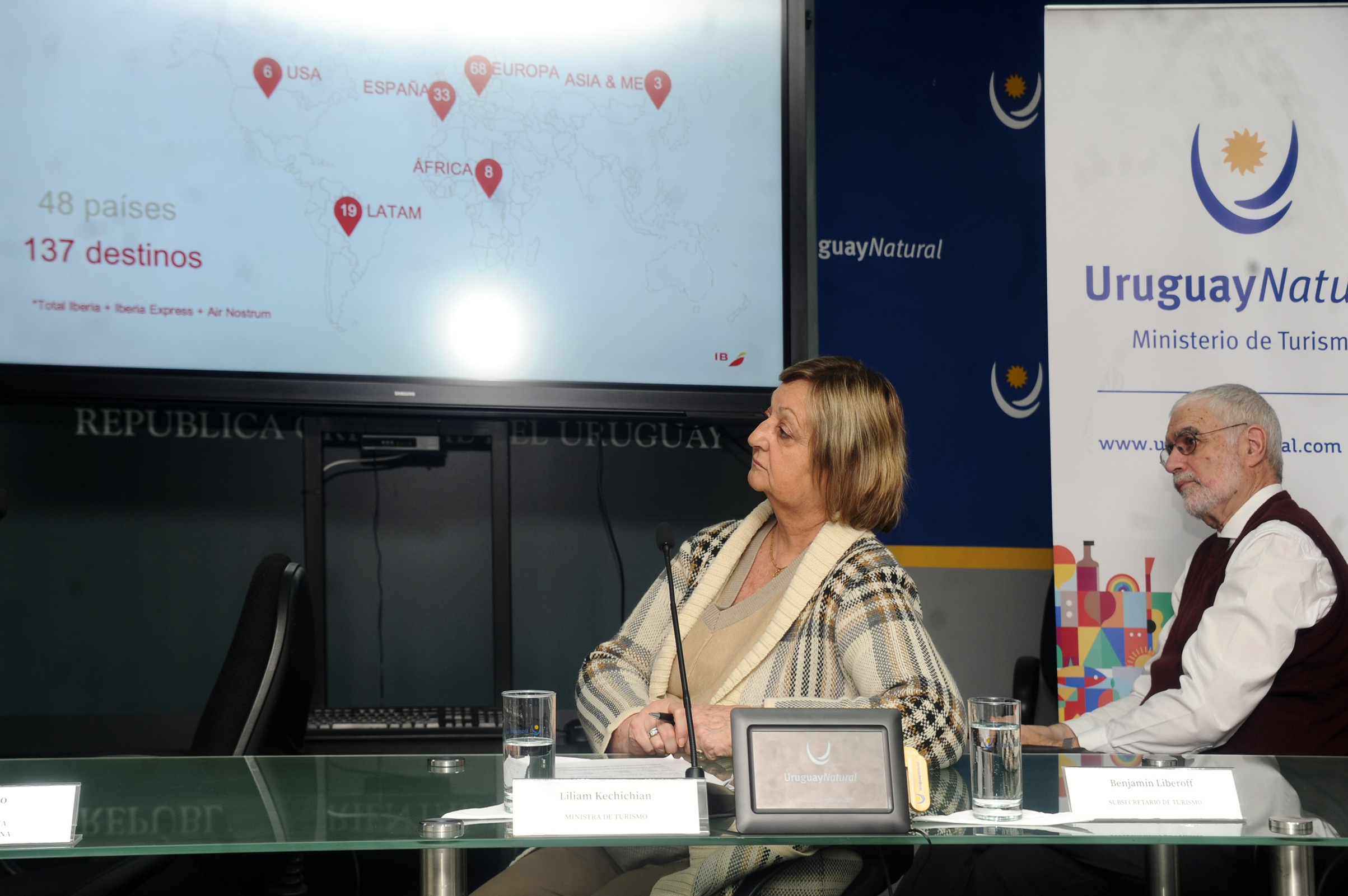 Conferencia de lanzamiento de conexión aérea diaria Madrid-Montevideo