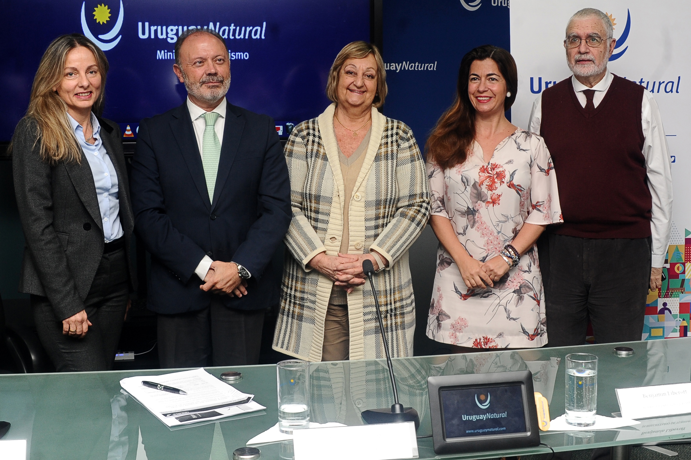 Autoridades tras la conferencia de lanzamiento de conexión aérea diaria Madrid-Montevideo