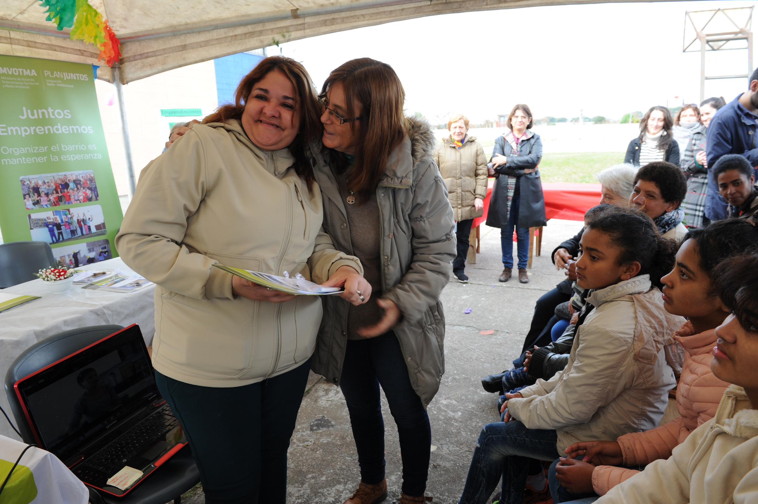 Entrega de viviendas del Plan Juntos en barrio montevideano Marconi