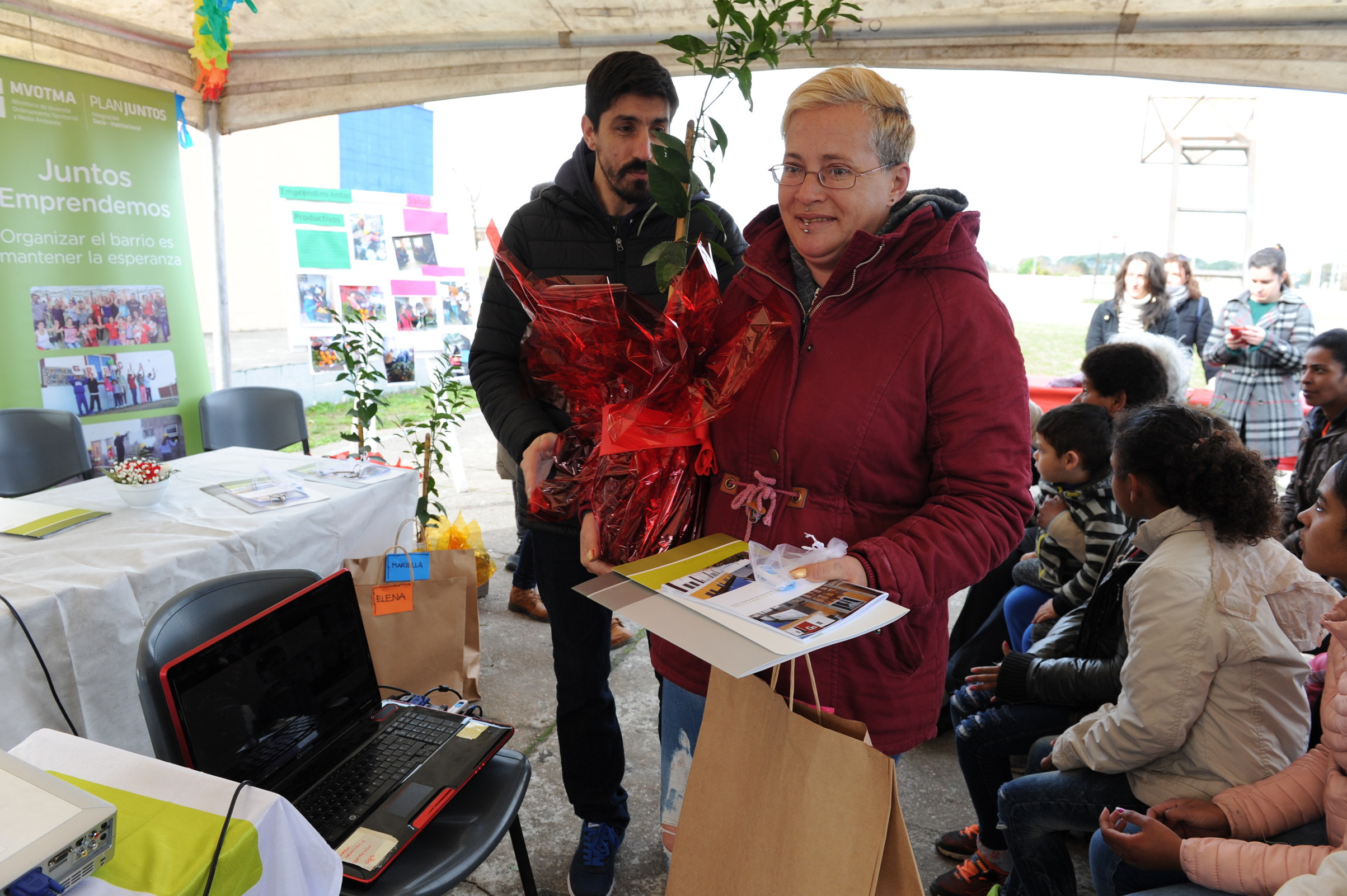 Entrega de viviendas del Plan Juntos en barrio montevideano Marconi