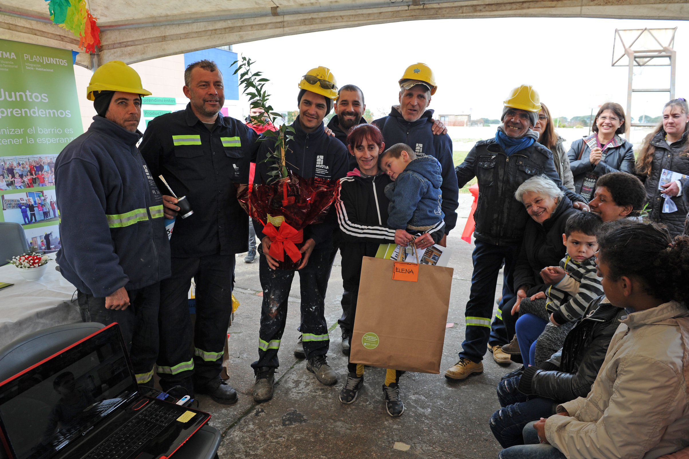 Entrega de viviendas del Plan Juntos en barrio montevideano Marconi