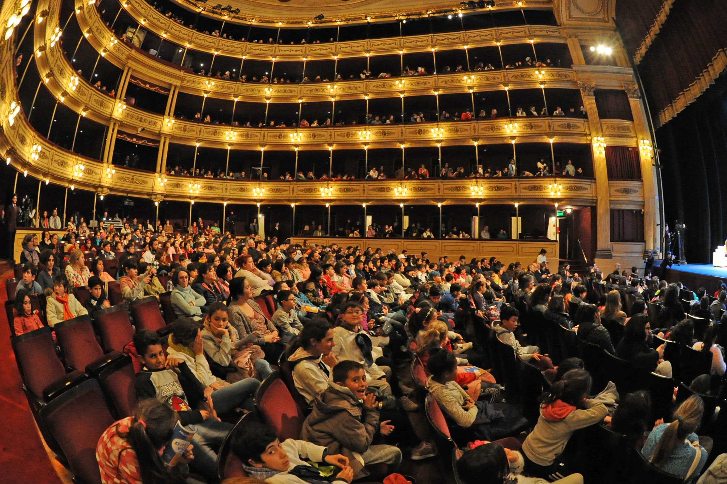 Actividad del INAU en el Teatro Solís denominada Dale Voz a Tus Ideas
