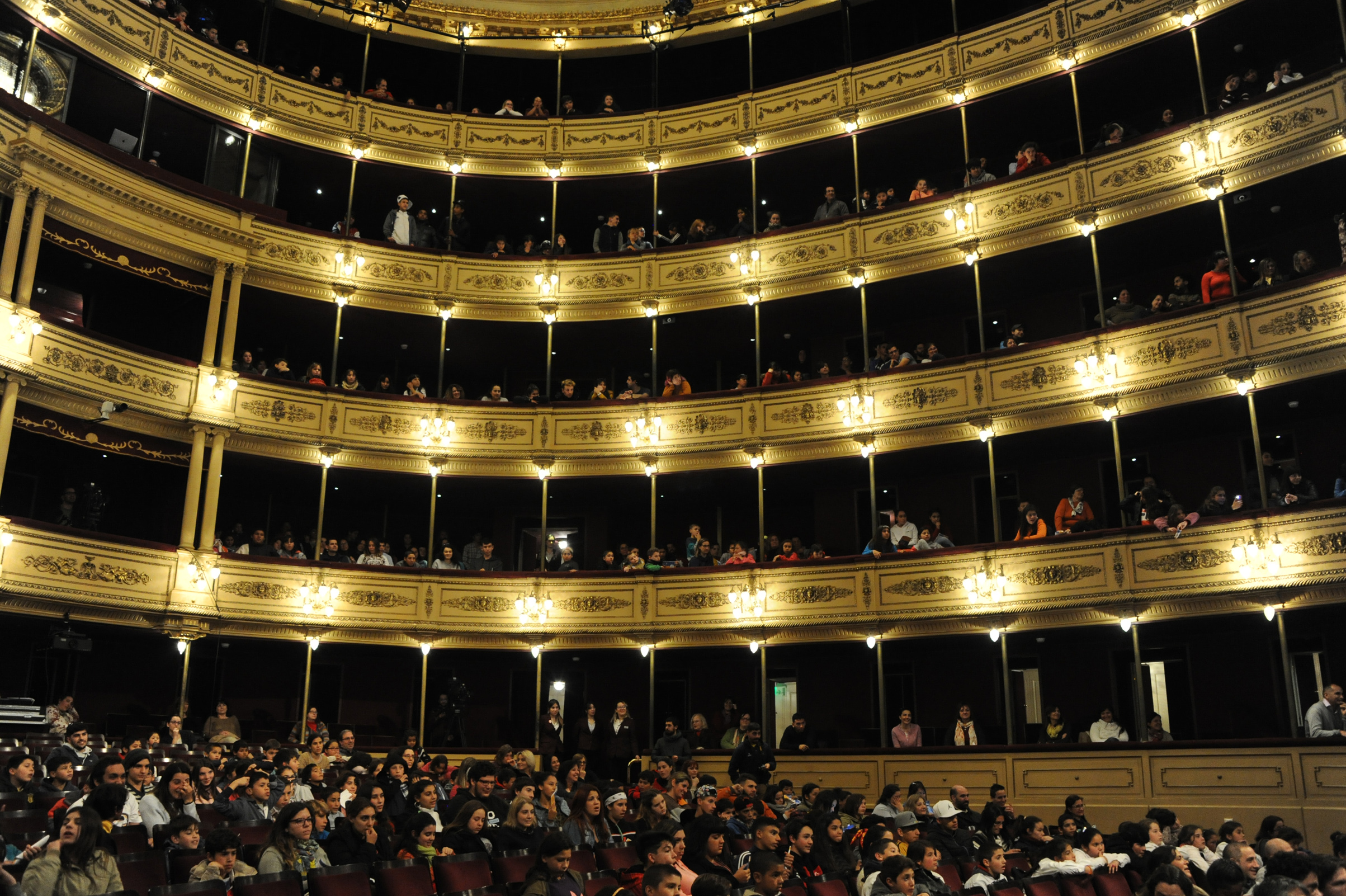 Actividad del INAU en el Teatro Solís denominada Dale Voz a Tus Ideas