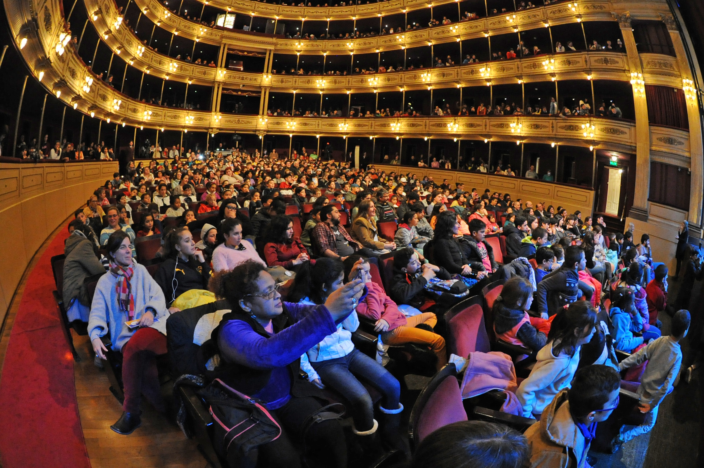 Actividad del INAU en el Teatro Solís denominada Dale Voz a Tus Ideas