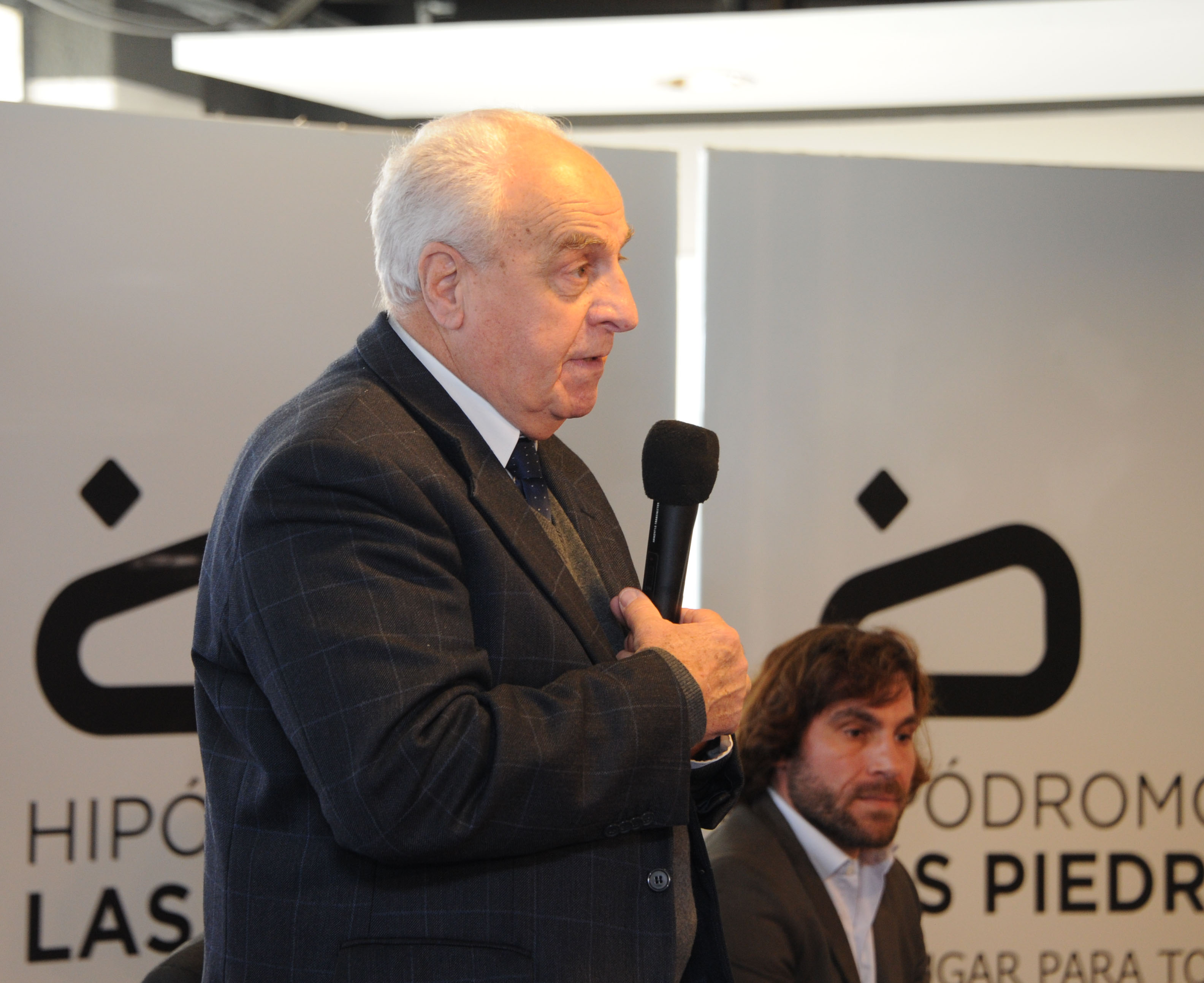 Víctor Rossi, en la presentación del primer ómnibus eléctrico de la Compañía del Este en Canelones