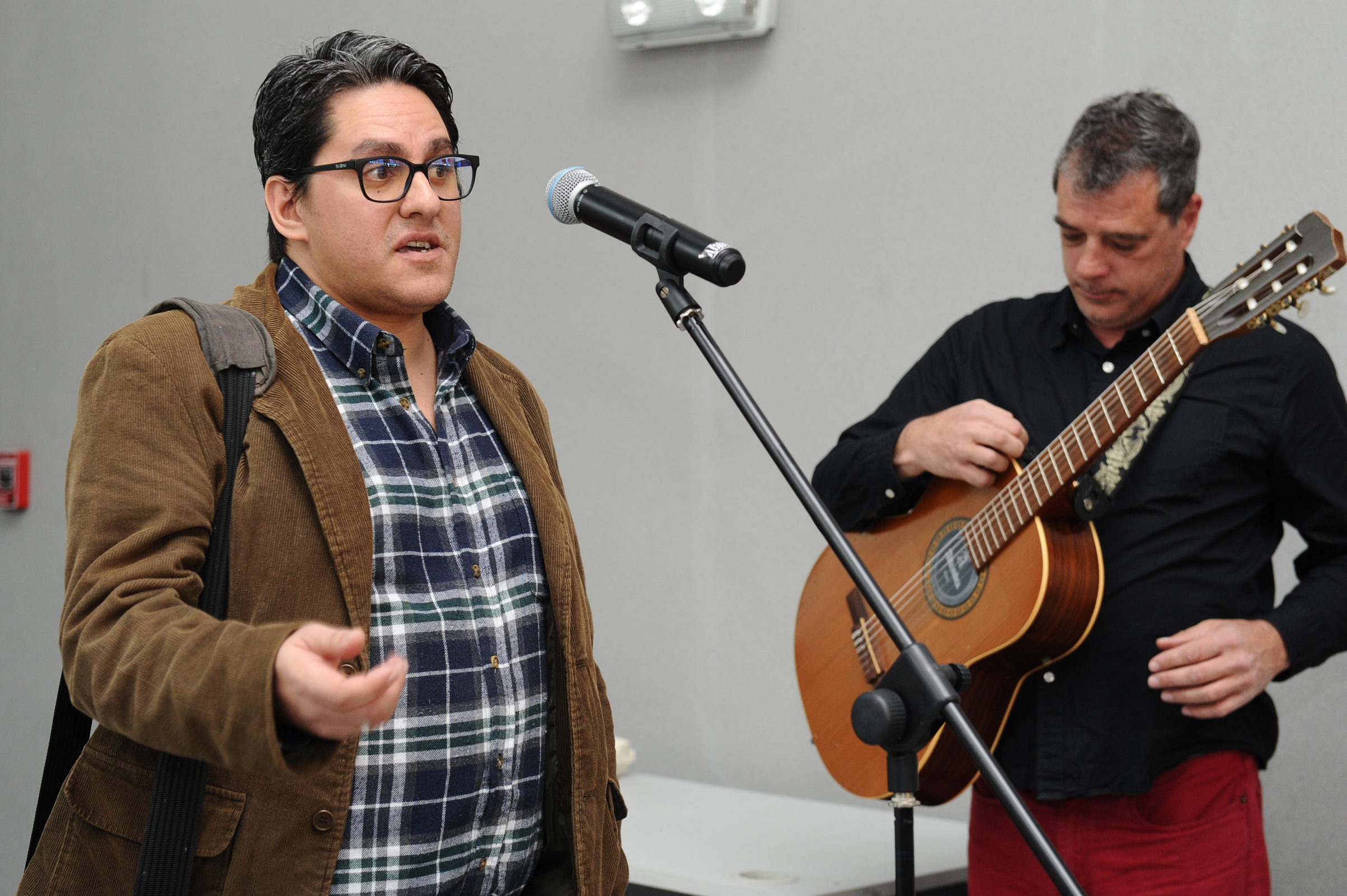 El fotógrafo Carlos Lebrato, durante la inauguración de la muestra Todos y todas somos, fuimos, seremos migrantes o descendientes de migrantes