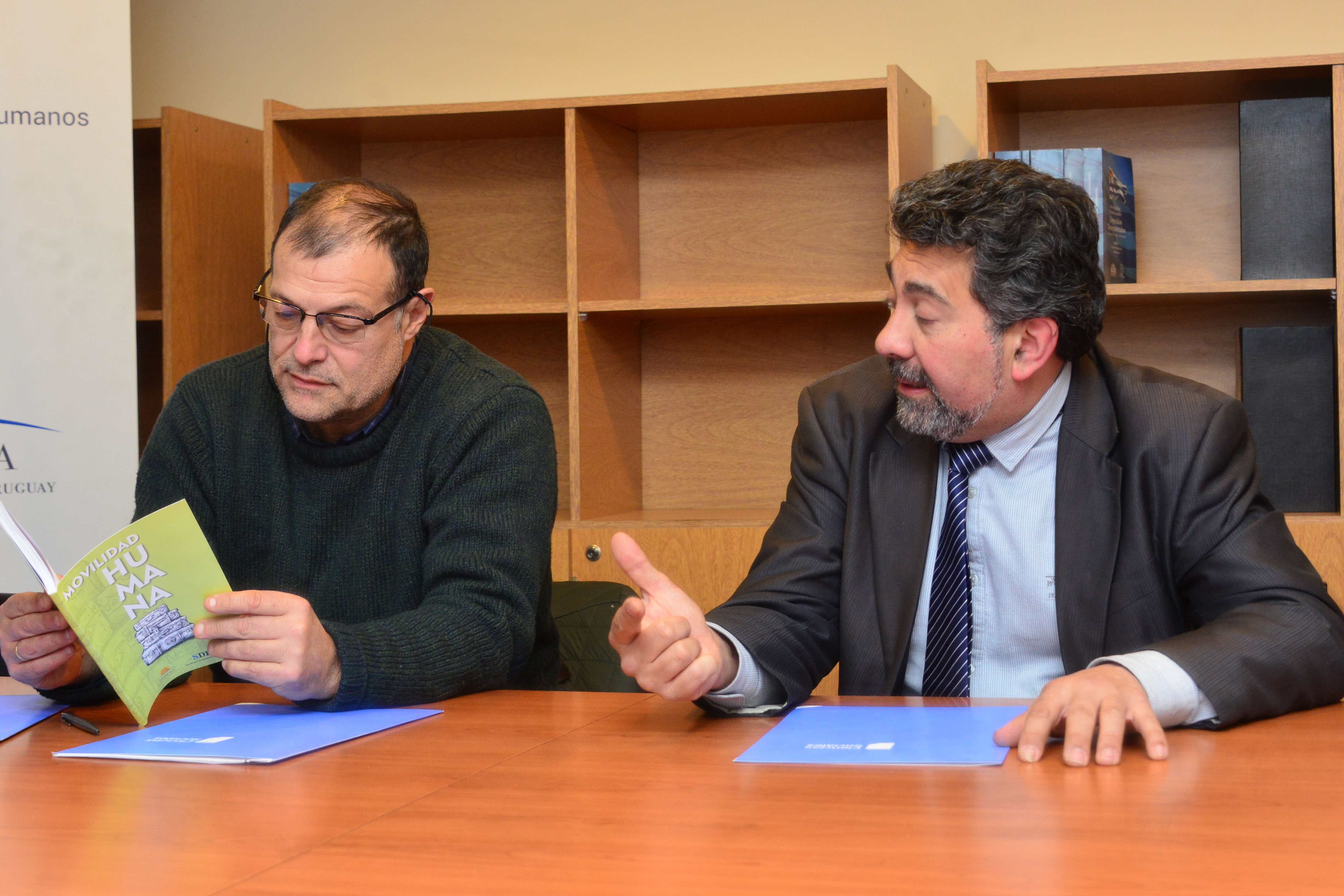 Conrado Ramos en representación de la Facultad de Ciencias Sociales, junto al titular de la Secretaría de Derechos Humanos, Nelson Villarreal