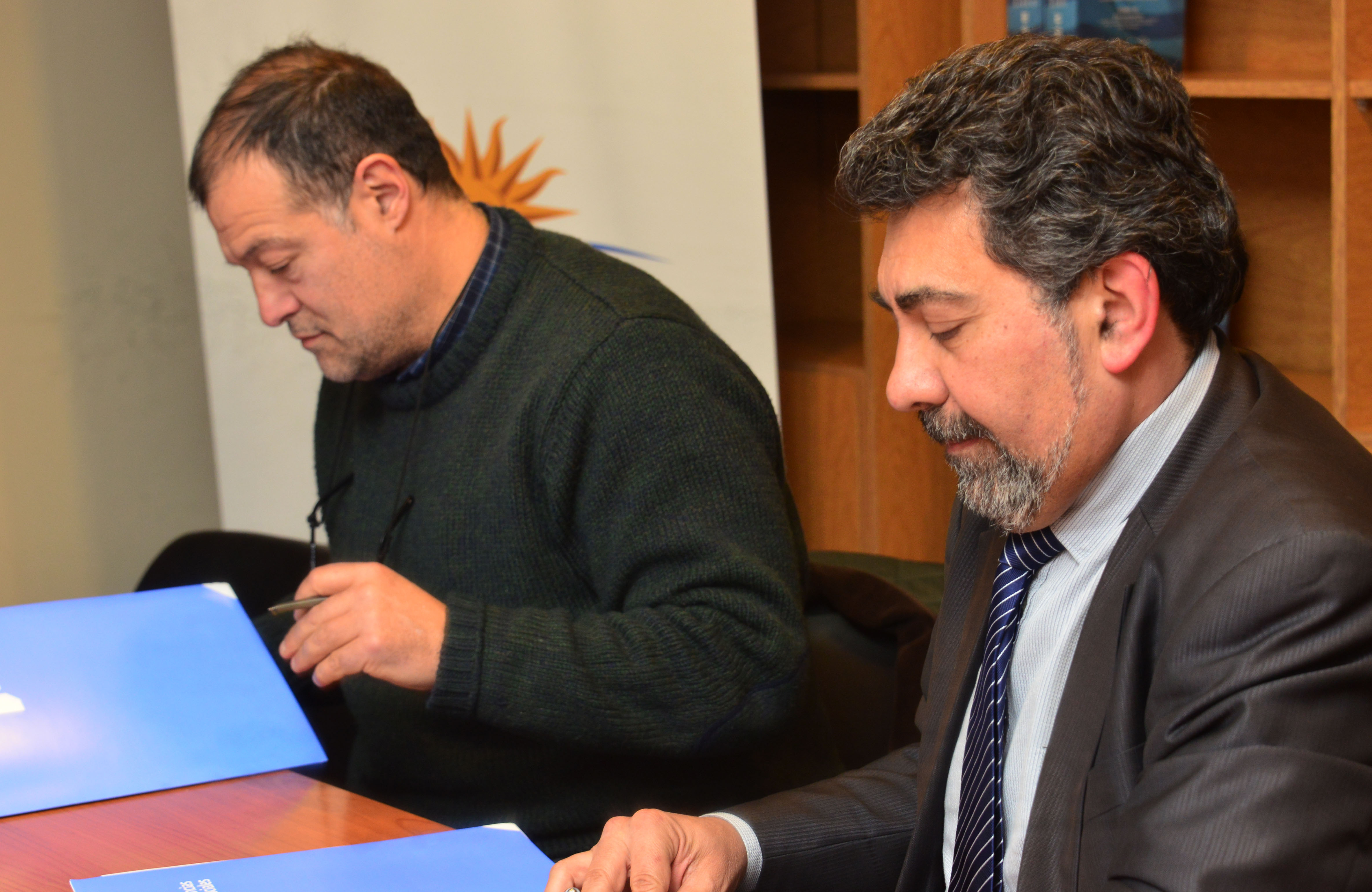 Conrado Ramos en representación de la Facultad de Ciencias Sociales, junto al titular de la Secretaría de Derechos Humanos, Nelson Villarreal
