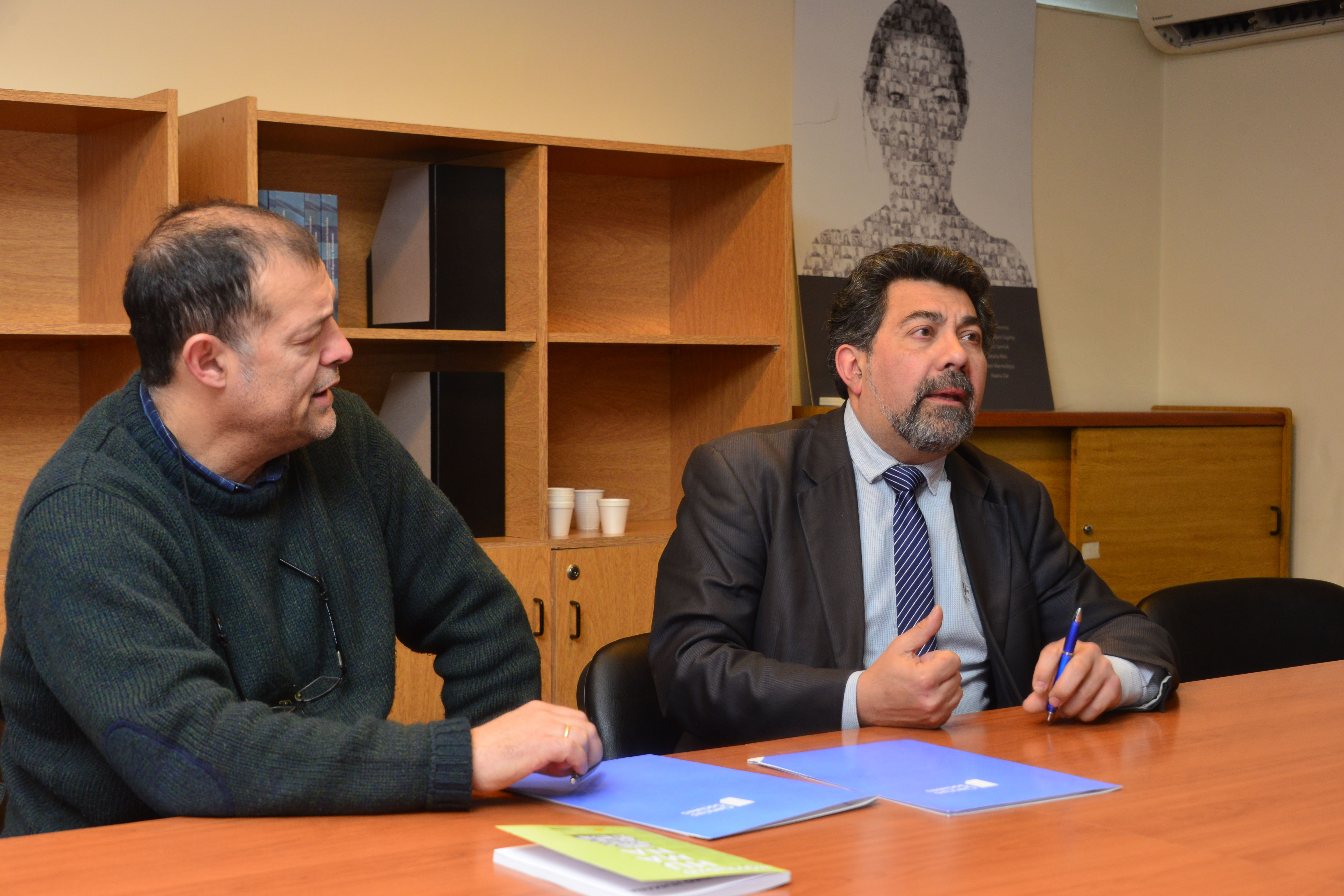 Conrado Ramos en representación de la Facultad de Ciencias Sociales, junto al titular de la Secretaría de Derechos Humanos, Nelson Villarreal