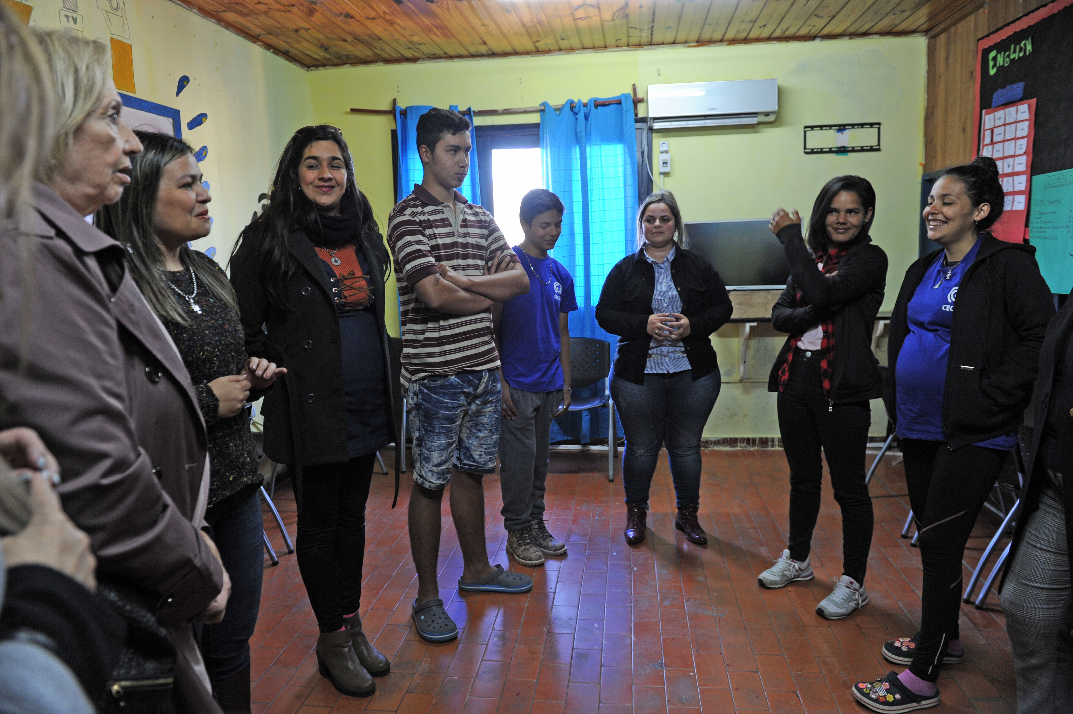 María Julia Muñoz, junto a estudiantes del Cecap Artigas