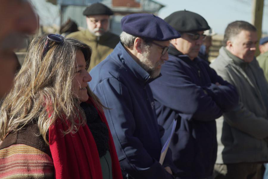 Visita de autoridades de Colonización al emprendimiento en que trabajan 19 productores en 737 hectáreas del organismo