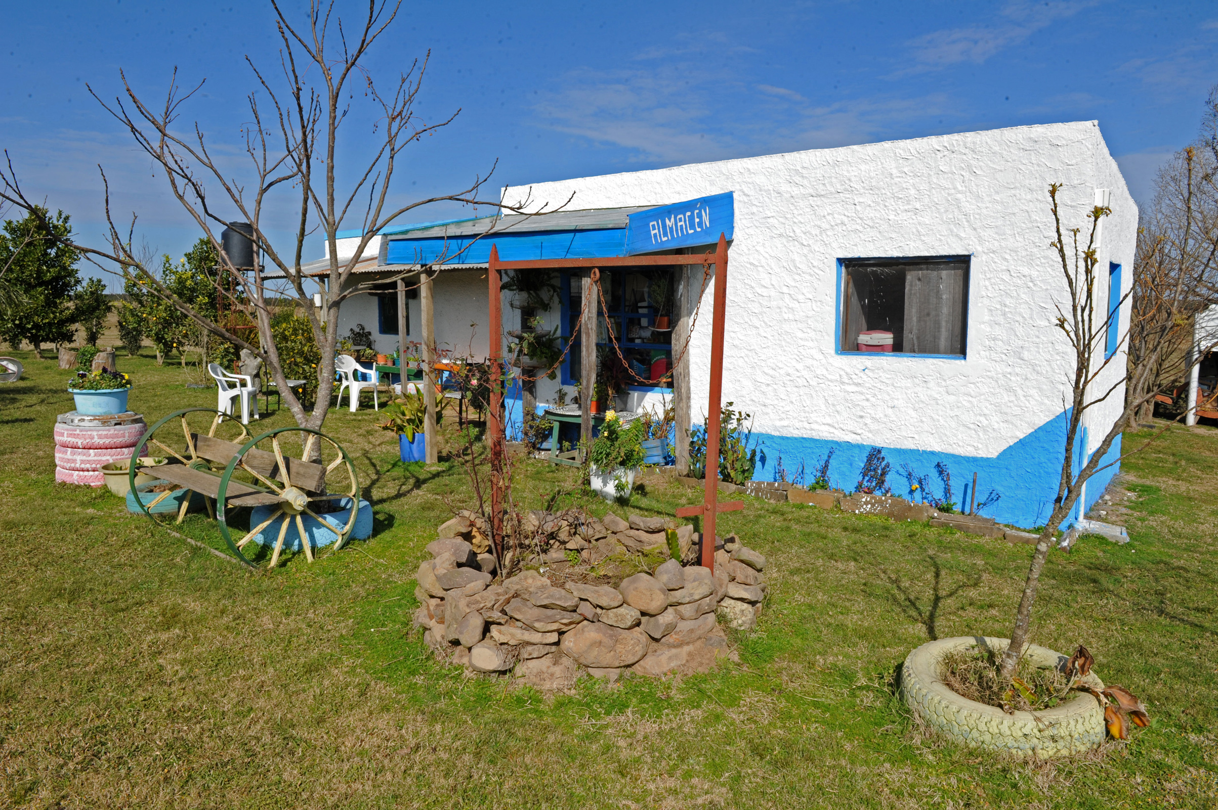 Colocación en paraje Montevideo Chico, de paneles fotovoltaicos para generación de energía eléctrica en hogares rurales