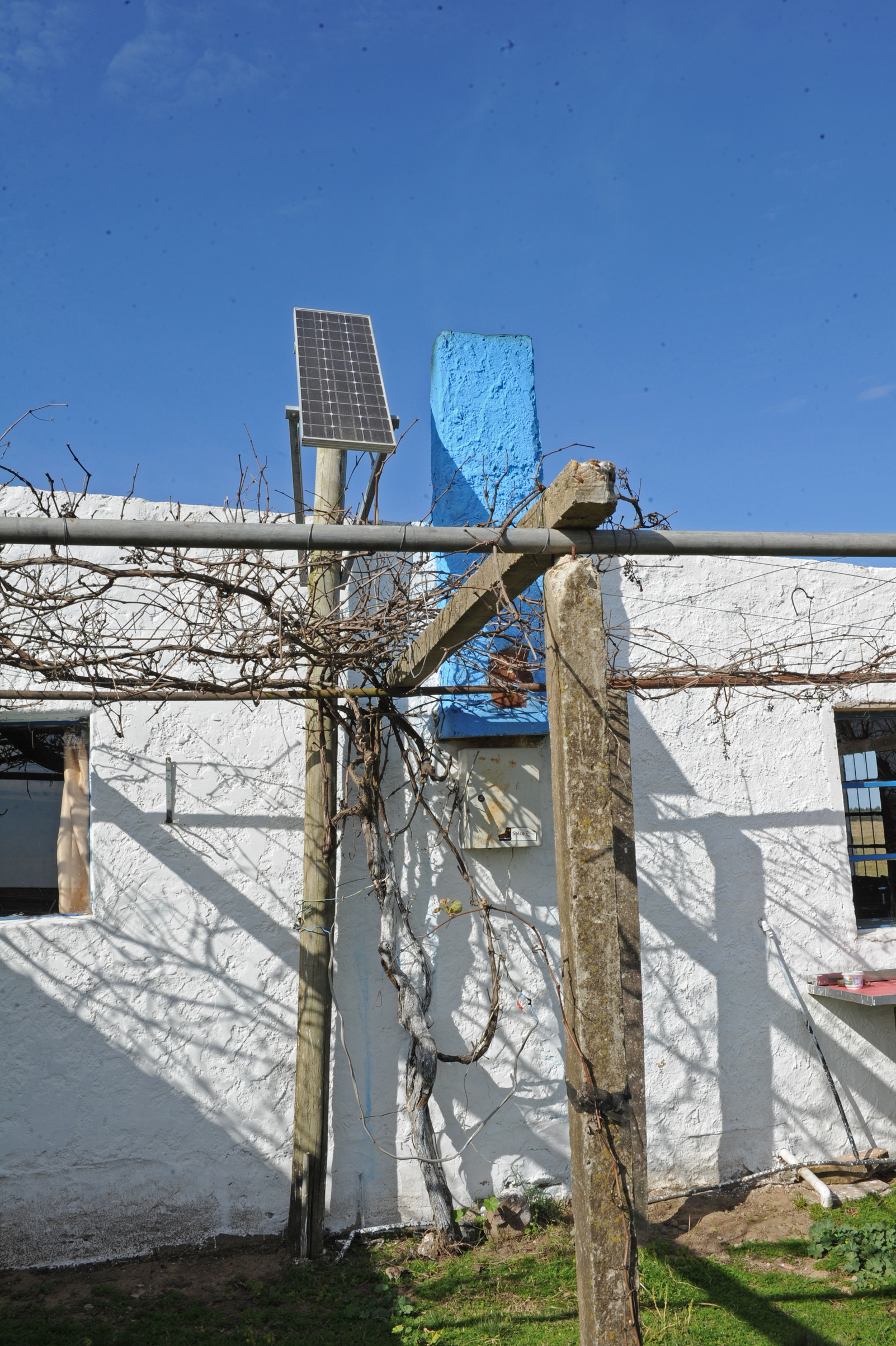 Colocación en paraje Montevideo Chico, de paneles fotovoltaicos para generación de energía eléctrica en hogares rurales