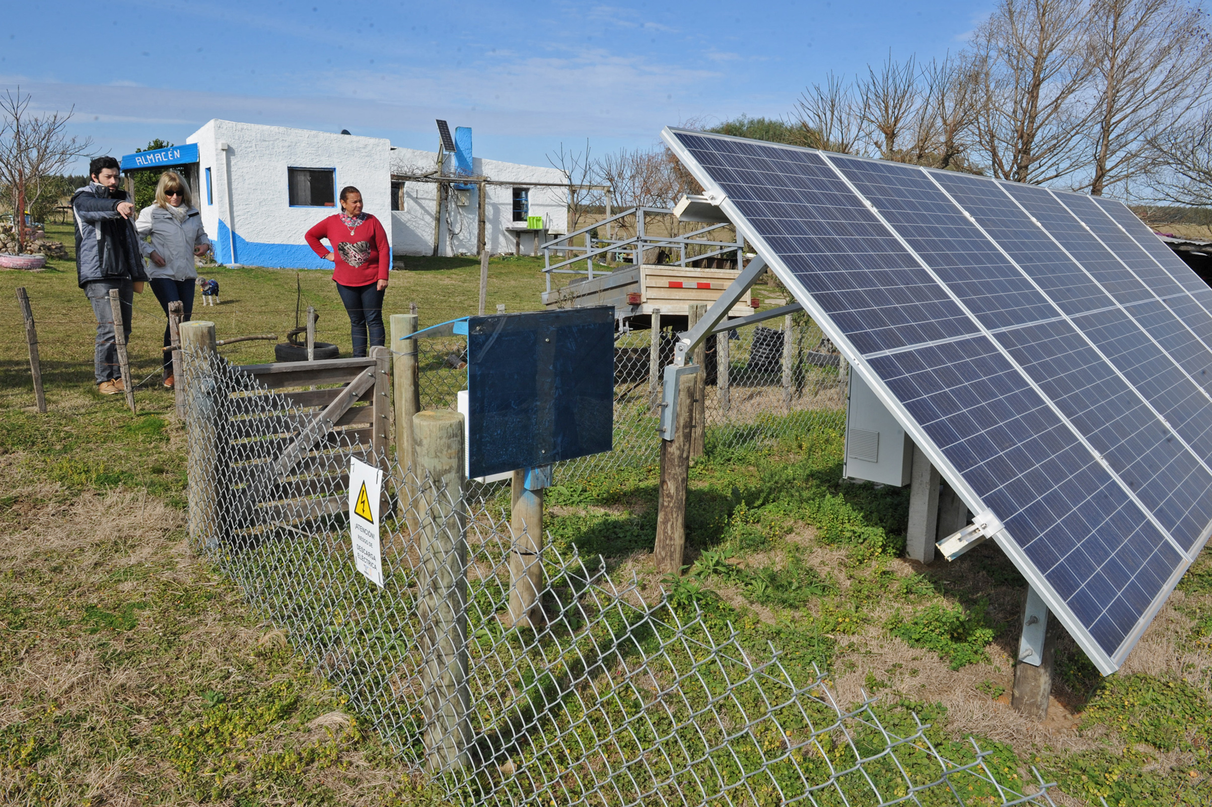 Colocación en paraje Montevideo Chico, de paneles fotovoltaicos para generación de energía eléctrica en hogares rurales